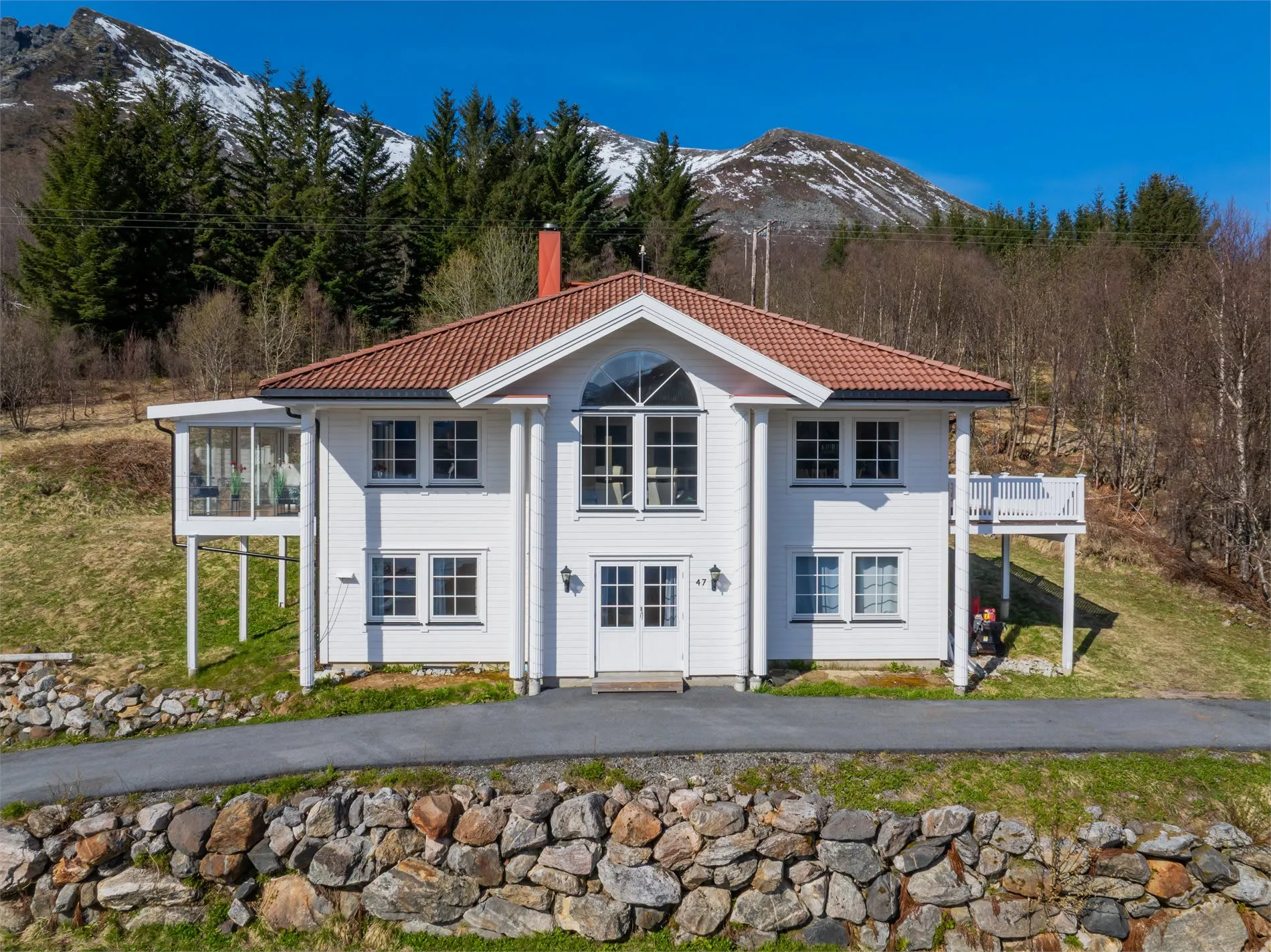 Spacious 4-Bedroom House with Fjord Views and Ample Parking in Torsken - Image 4