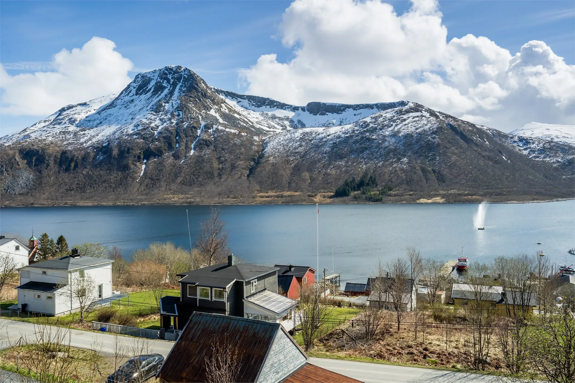 Spacious 4-Bedroom House with Fjord Views and Ample Parking in Torsken - Image 5