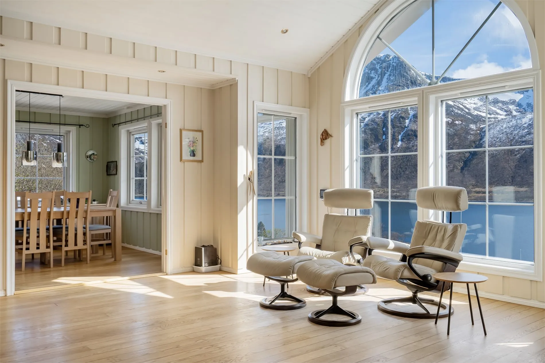 Spacious 4-Bedroom House with Fjord Views and Ample Parking in Torsken - View image 6 of 55