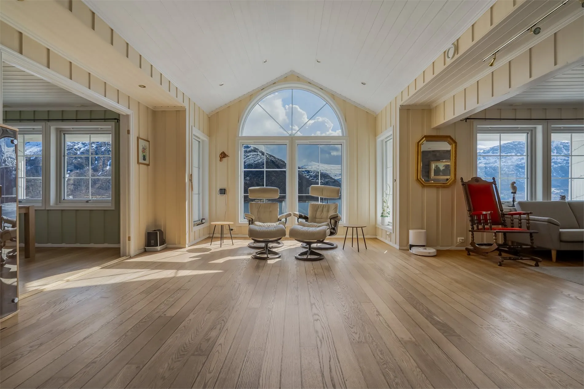 Spacious 4-Bedroom House with Fjord Views and Ample Parking in Torsken - View image 7 of 55