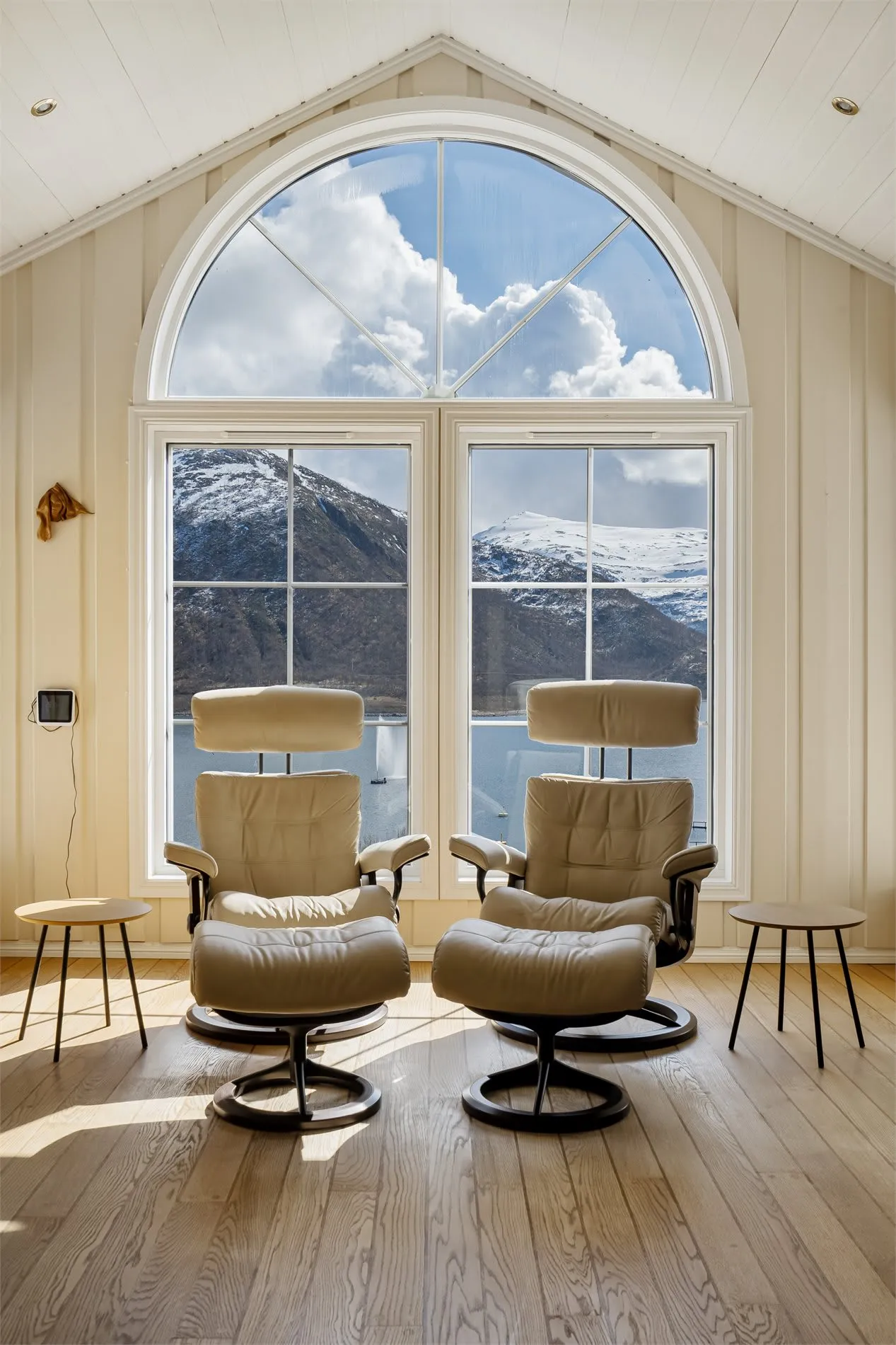 Spacious 4-Bedroom House with Fjord Views and Ample Parking in Torsken - View image 8 of 55