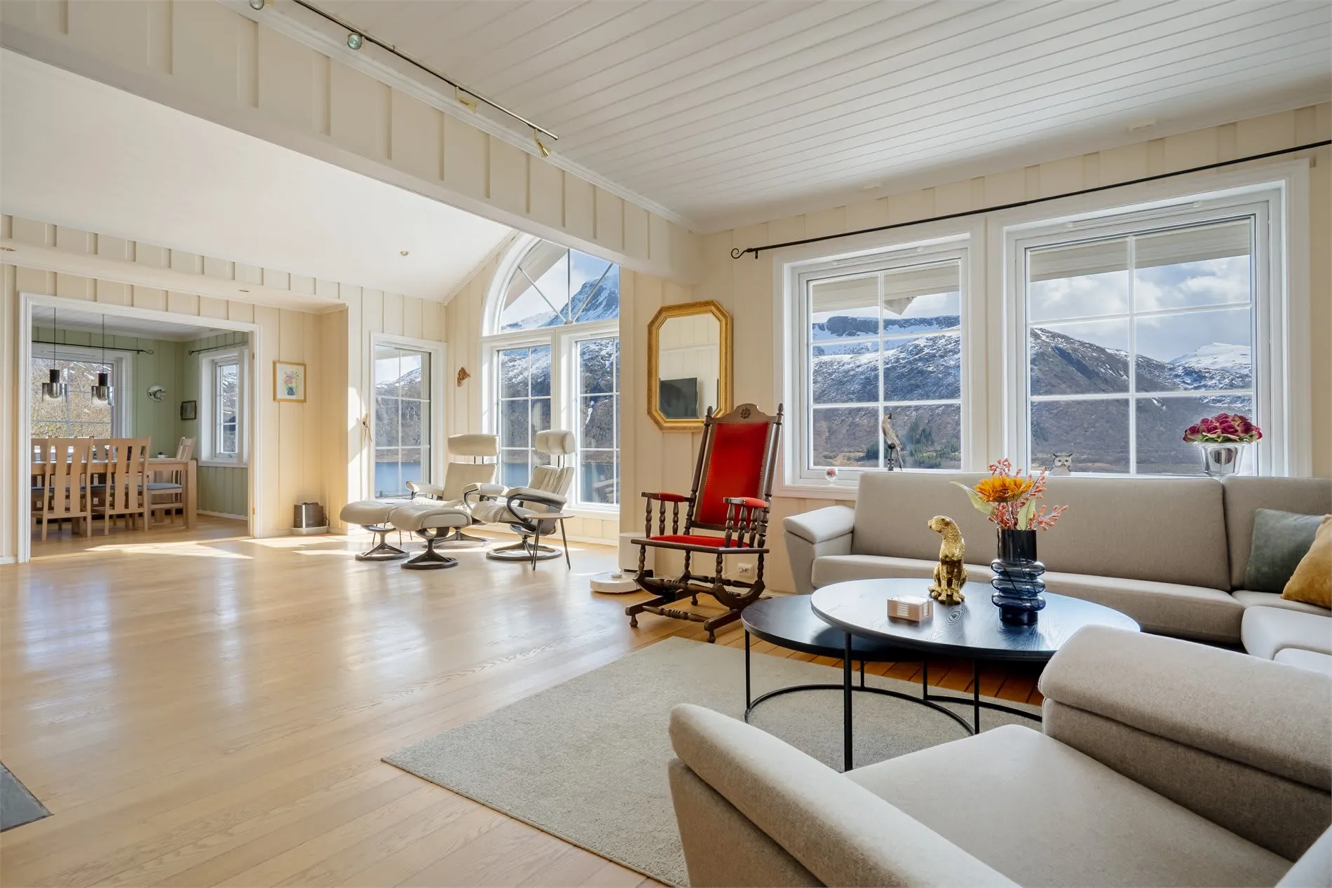 Spacious 4-Bedroom House with Fjord Views and Ample Parking in Torsken - View image 9 of 55