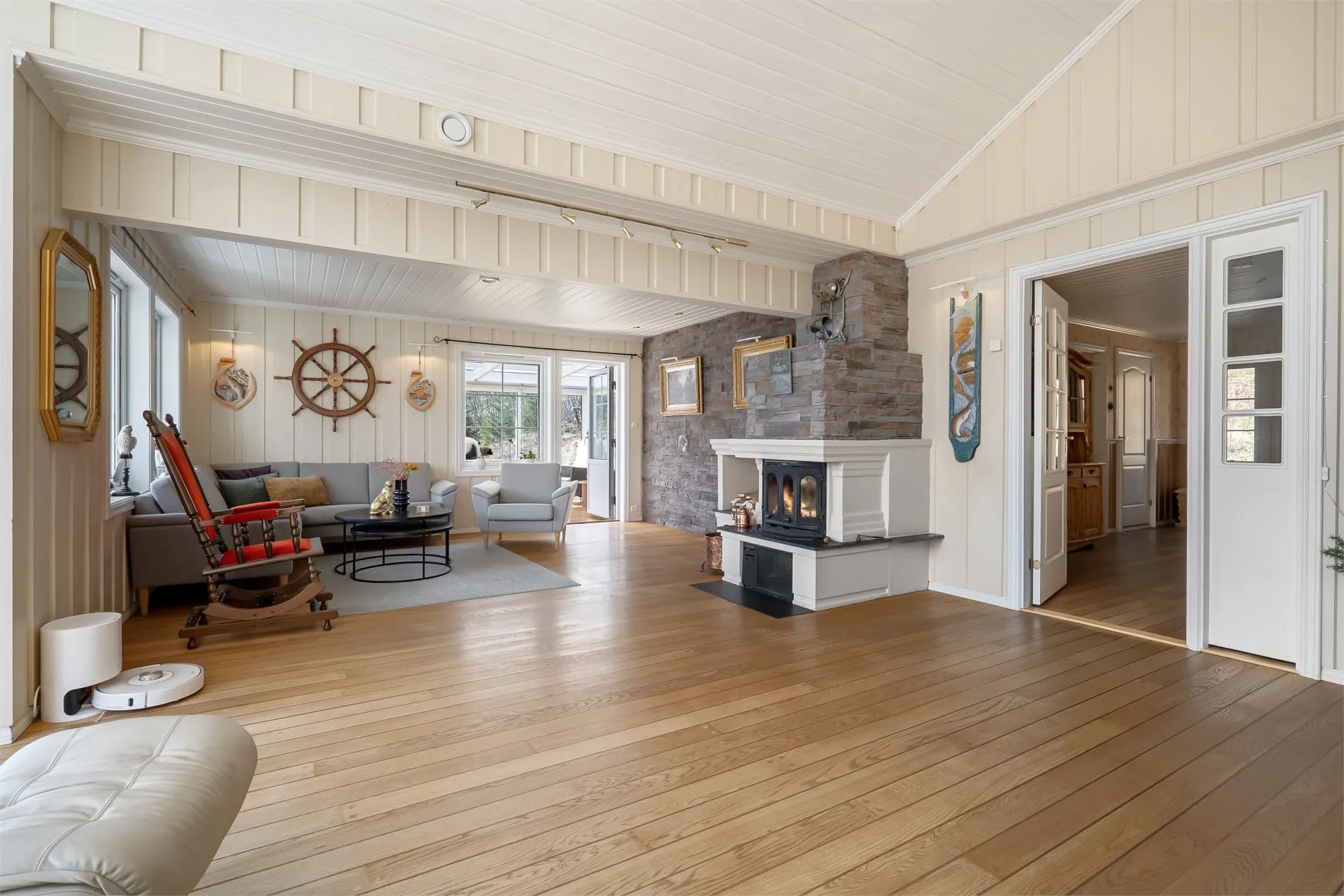 Spacious 4-Bedroom House with Fjord Views and Ample Parking in Torsken - View image 10 of 55