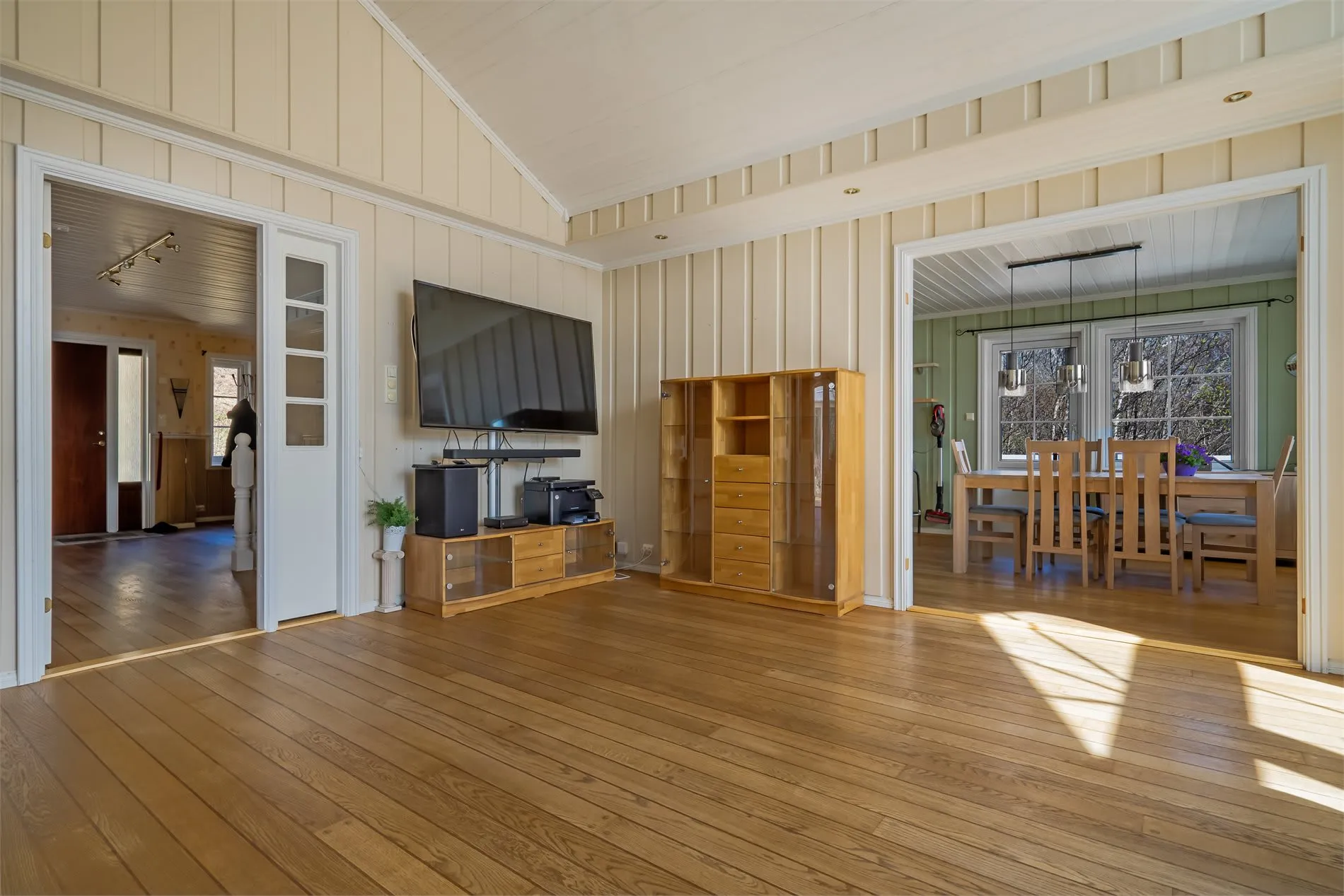 Spacious 4-Bedroom House with Fjord Views and Ample Parking in Torsken - View image 12 of 55