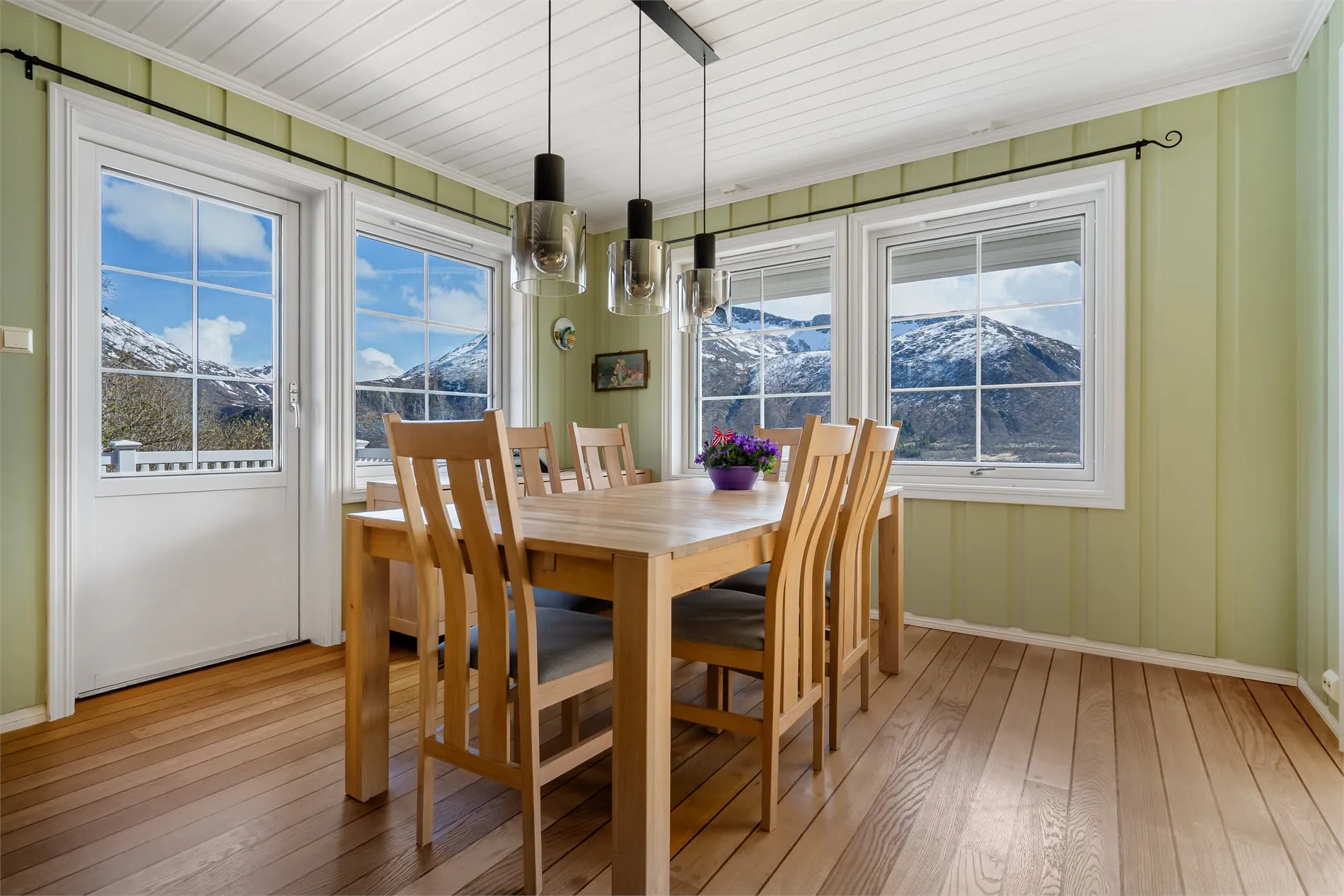 Spacious 4-Bedroom House with Fjord Views and Ample Parking in Torsken - View image 13 of 55