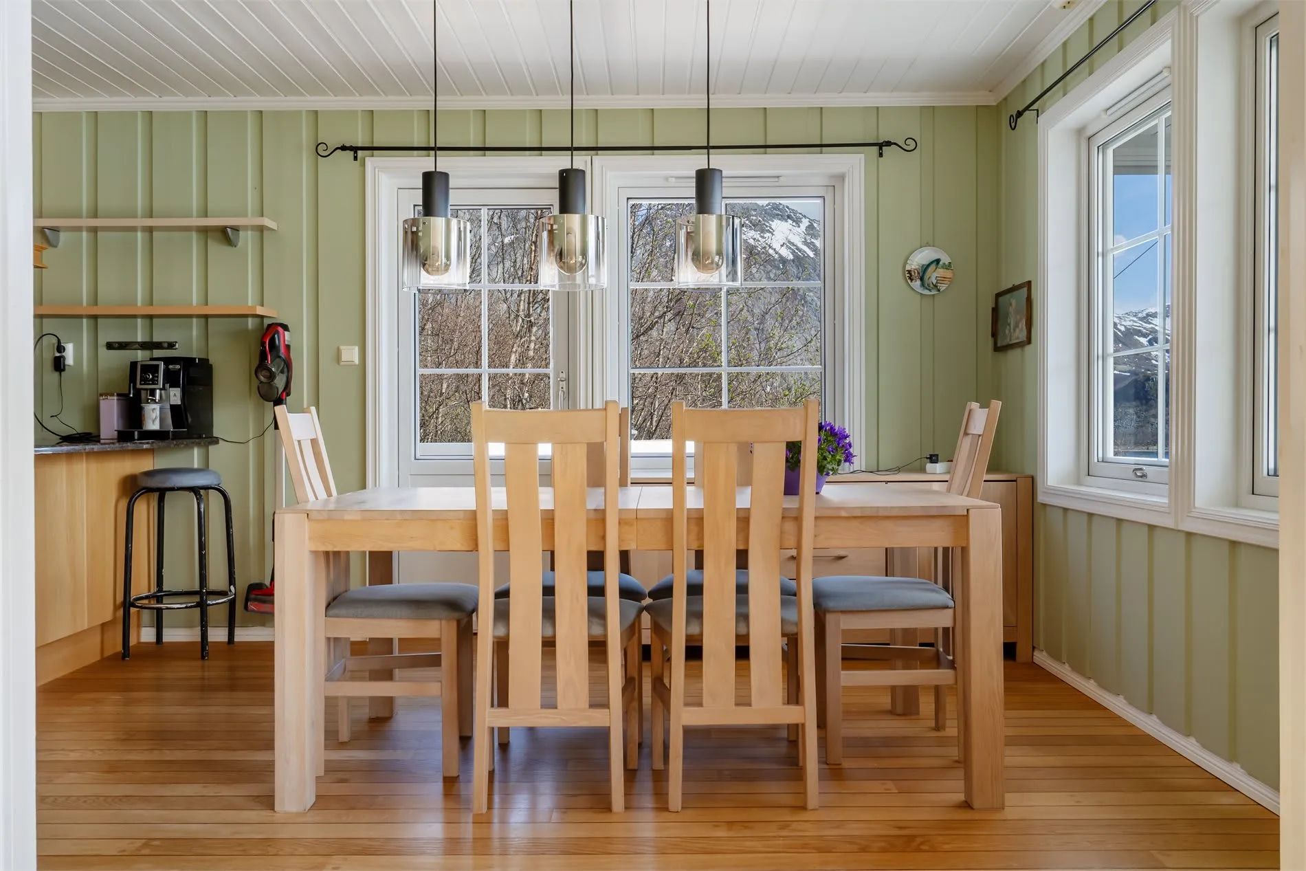 Spacious 4-Bedroom House with Fjord Views and Ample Parking in Torsken - View image 14 of 55