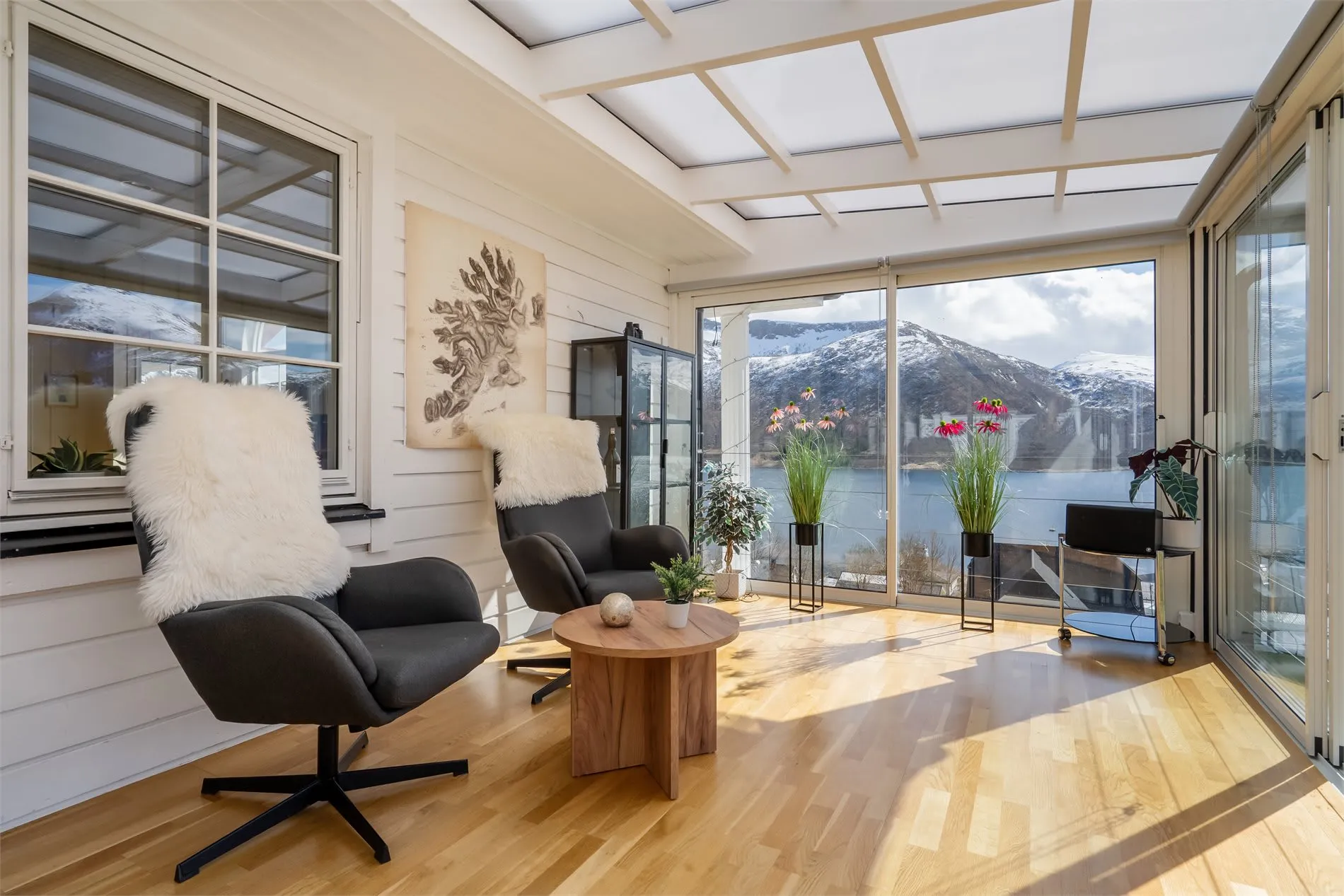 Spacious 4-Bedroom House with Fjord Views and Ample Parking in Torsken - View image 15 of 55