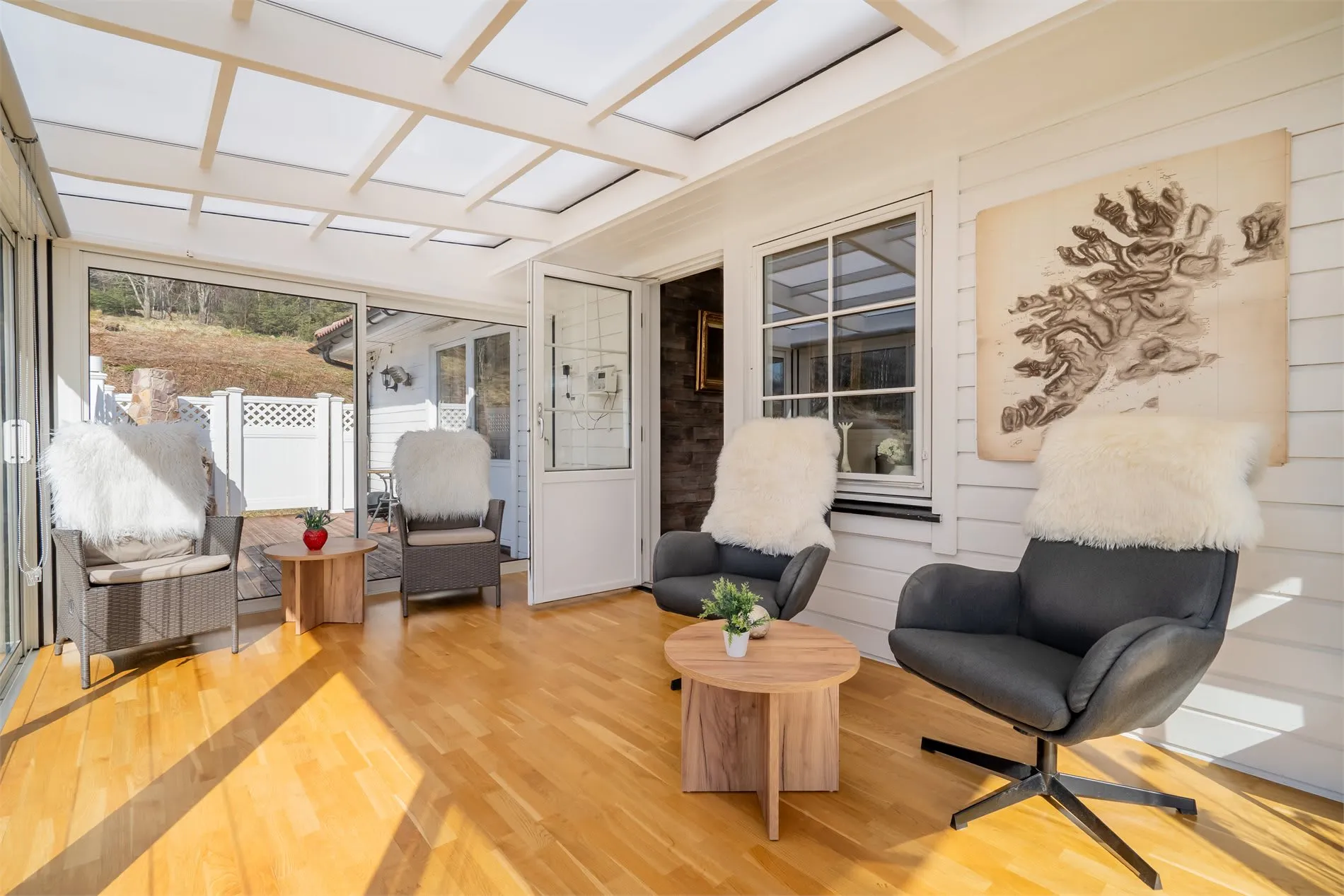 Spacious 4-Bedroom House with Fjord Views and Ample Parking in Torsken - View image 16 of 55