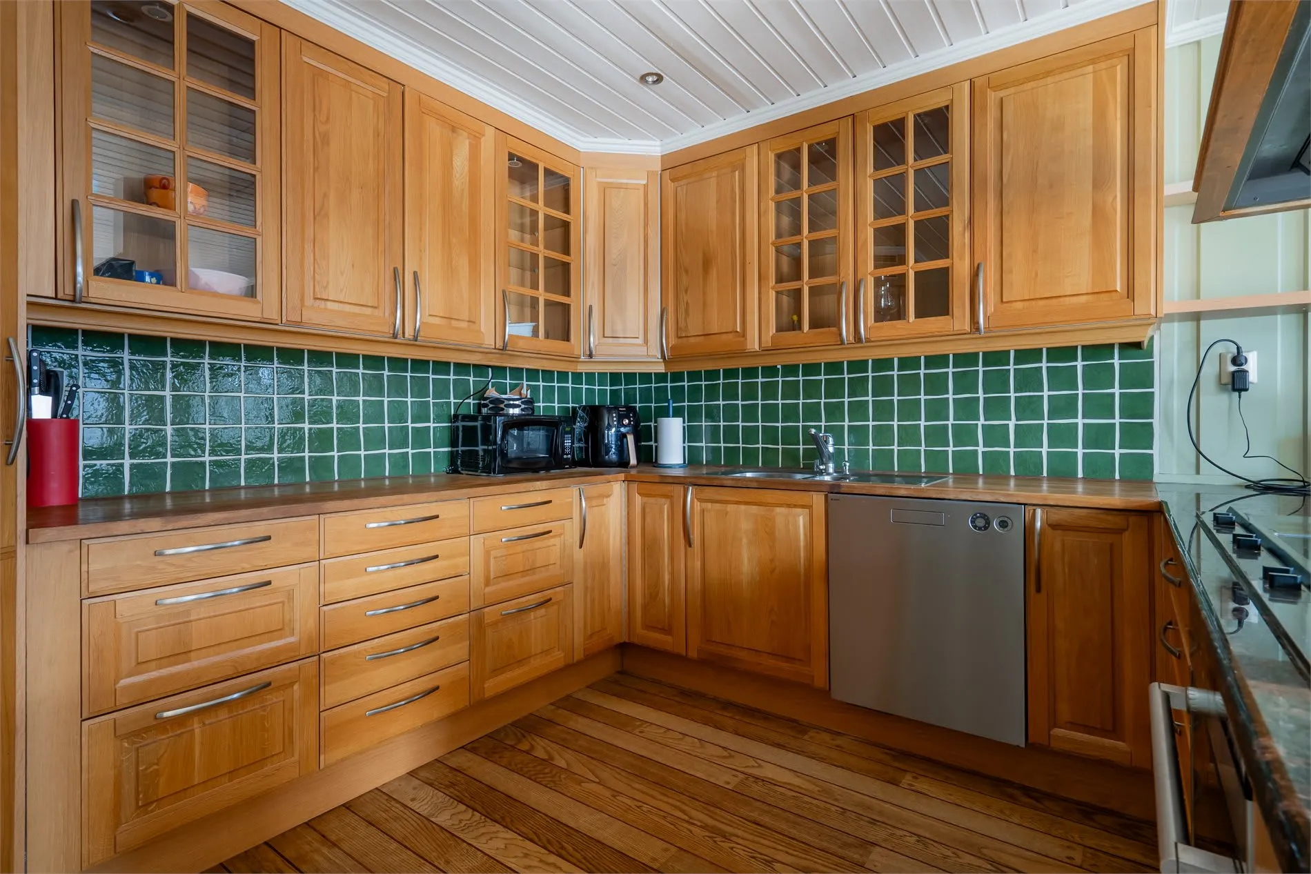 Spacious 4-Bedroom House with Fjord Views and Ample Parking in Torsken - View image 17 of 55