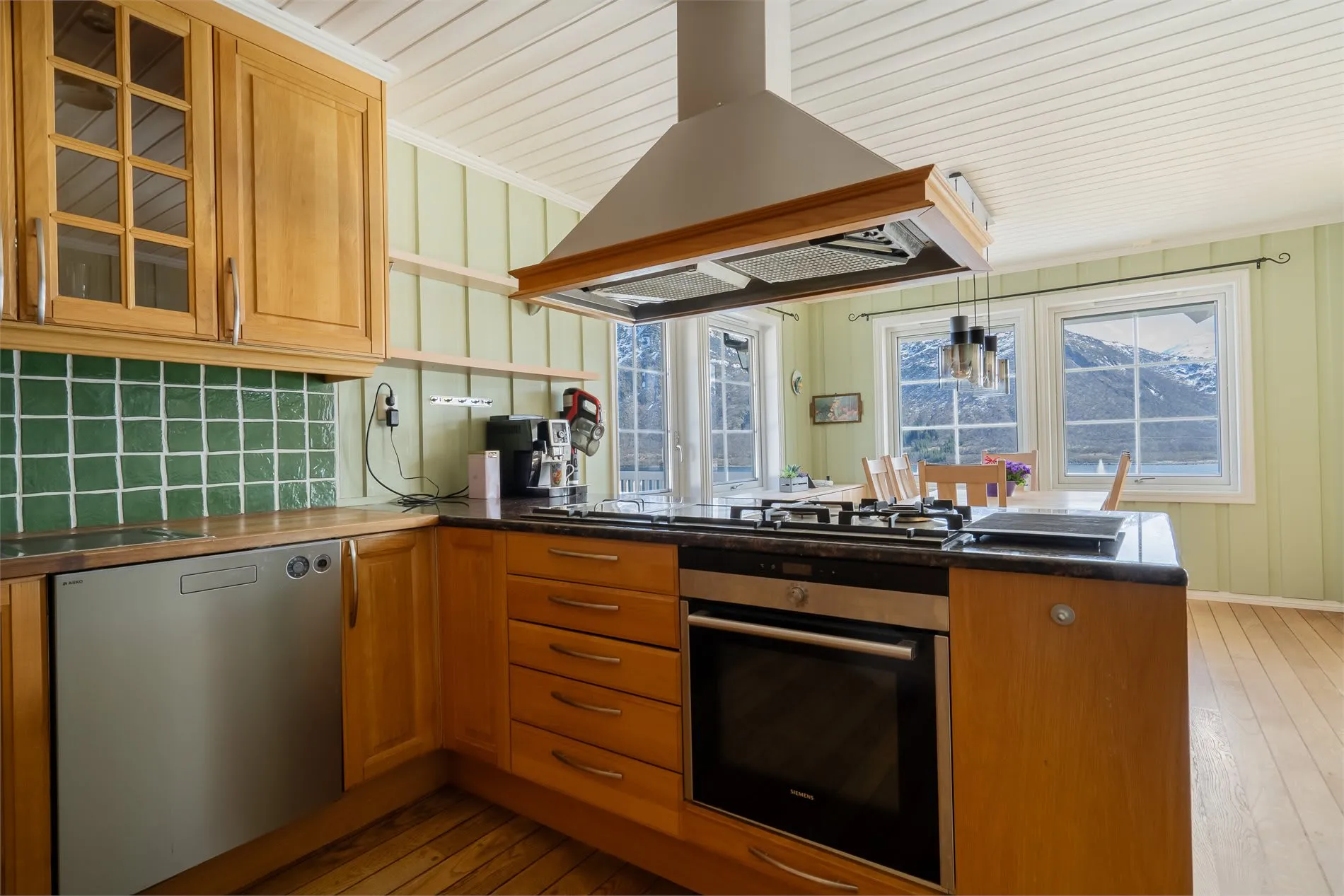 Spacious 4-Bedroom House with Fjord Views and Ample Parking in Torsken - View image 18 of 55