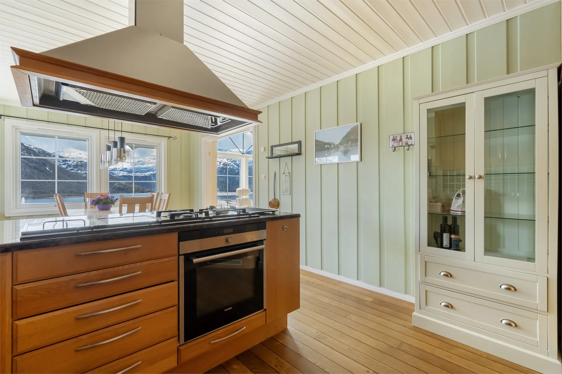 Spacious 4-Bedroom House with Fjord Views and Ample Parking in Torsken - View image 19 of 55
