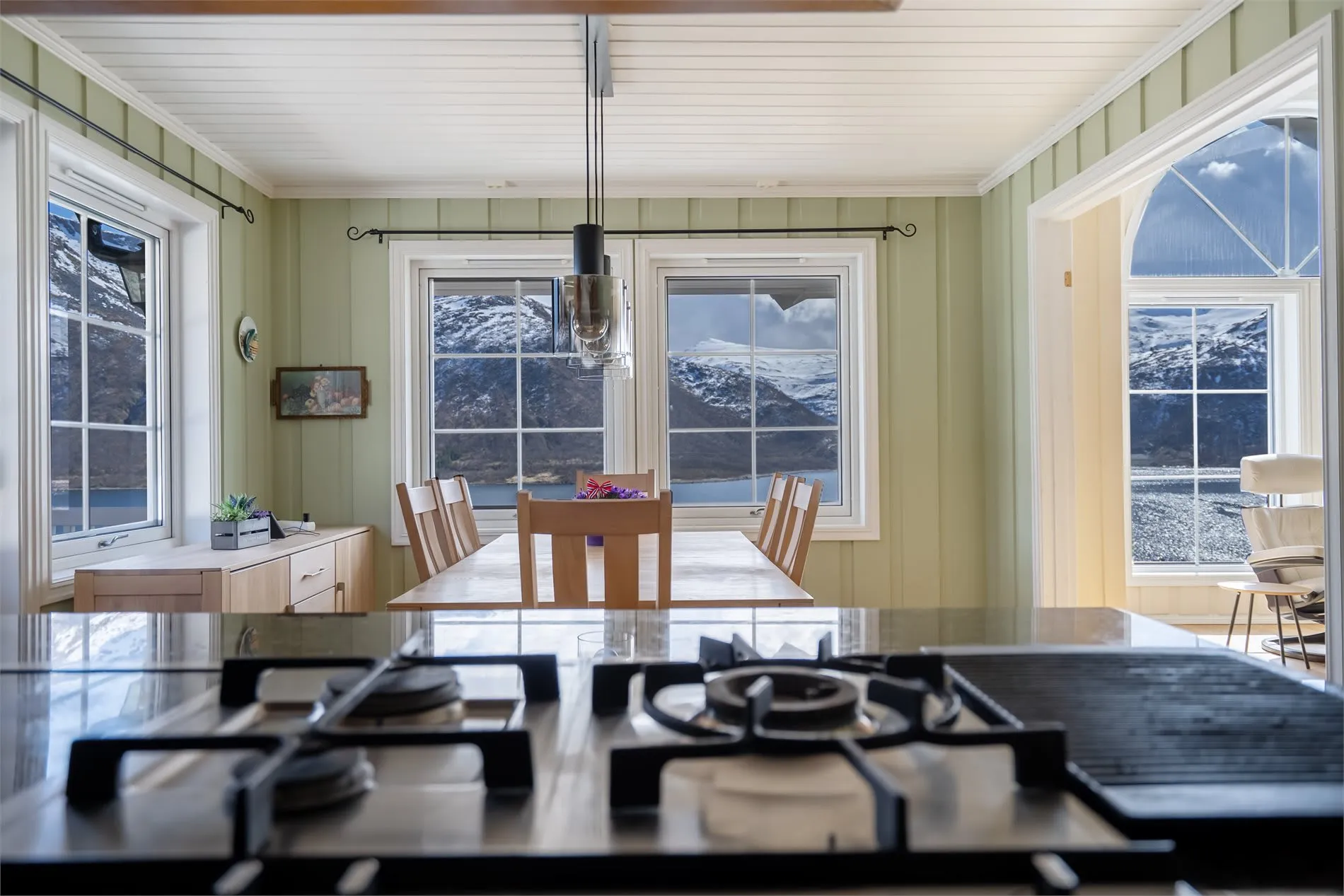 Spacious 4-Bedroom House with Fjord Views and Ample Parking in Torsken - View image 21 of 55
