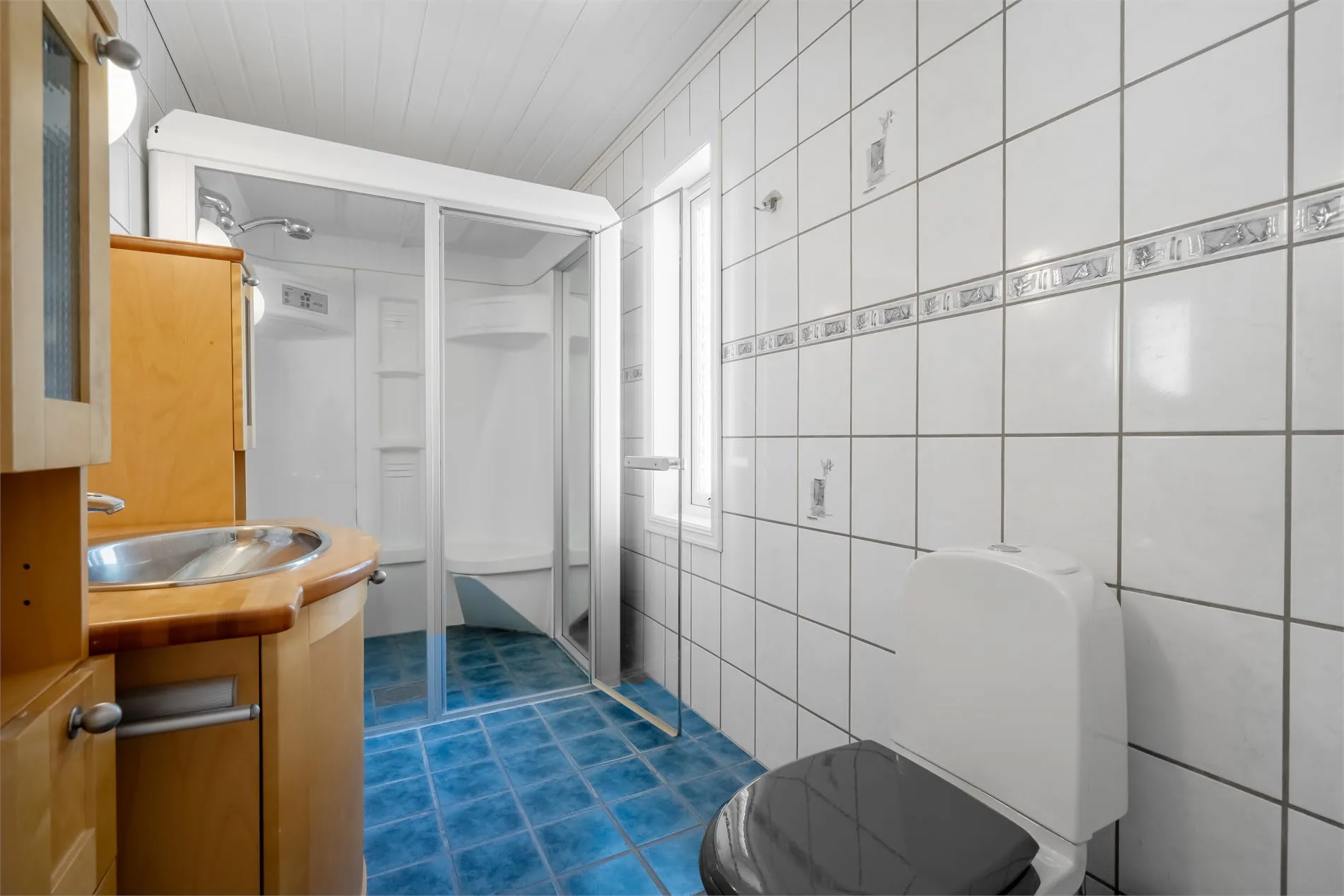 Spacious 4-Bedroom House with Fjord Views and Ample Parking in Torsken - View image 22 of 55