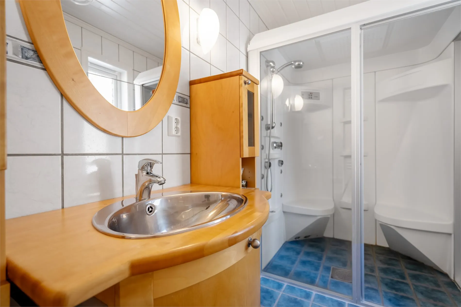 Spacious 4-Bedroom House with Fjord Views and Ample Parking in Torsken - View image 23 of 55