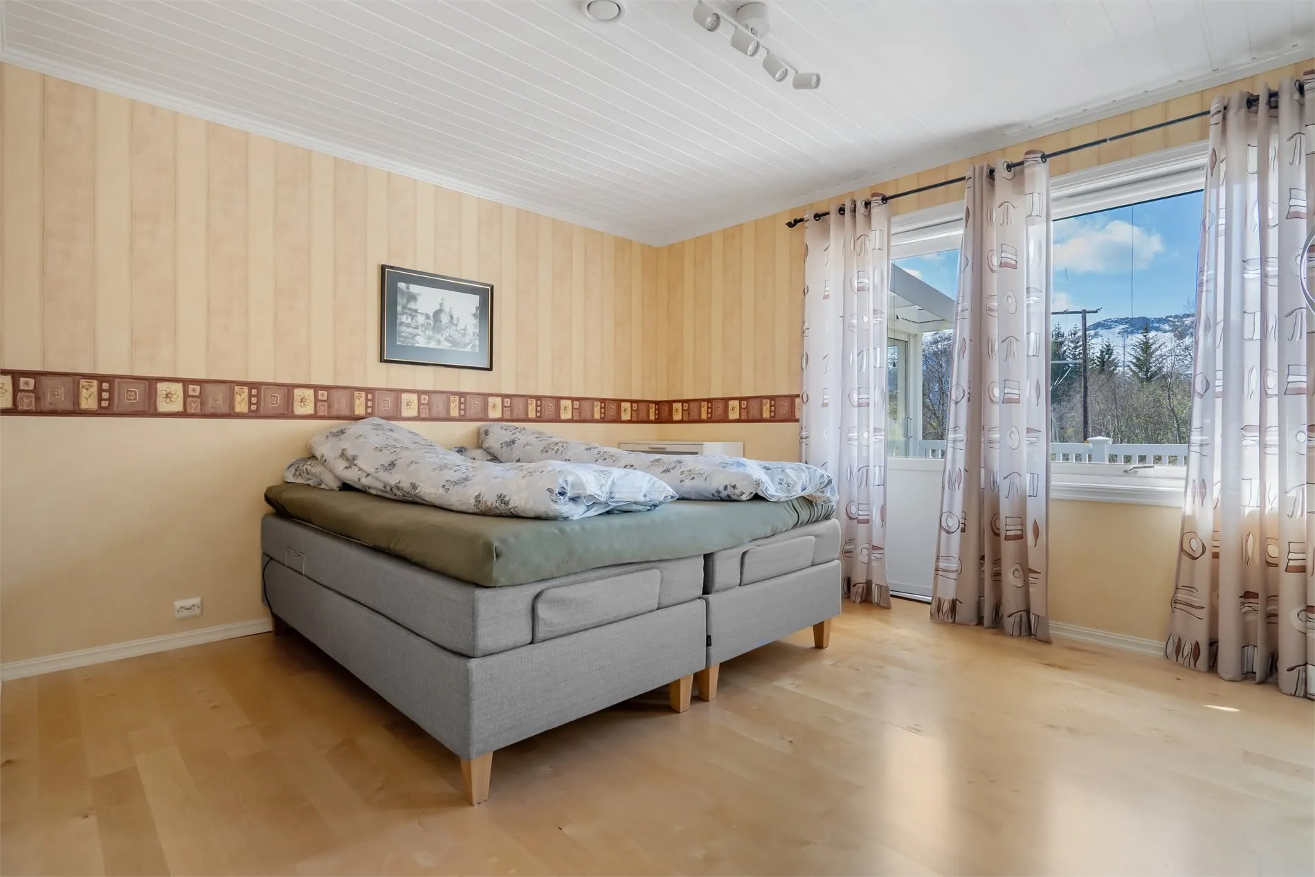 Spacious 4-Bedroom House with Fjord Views and Ample Parking in Torsken - View image 25 of 55