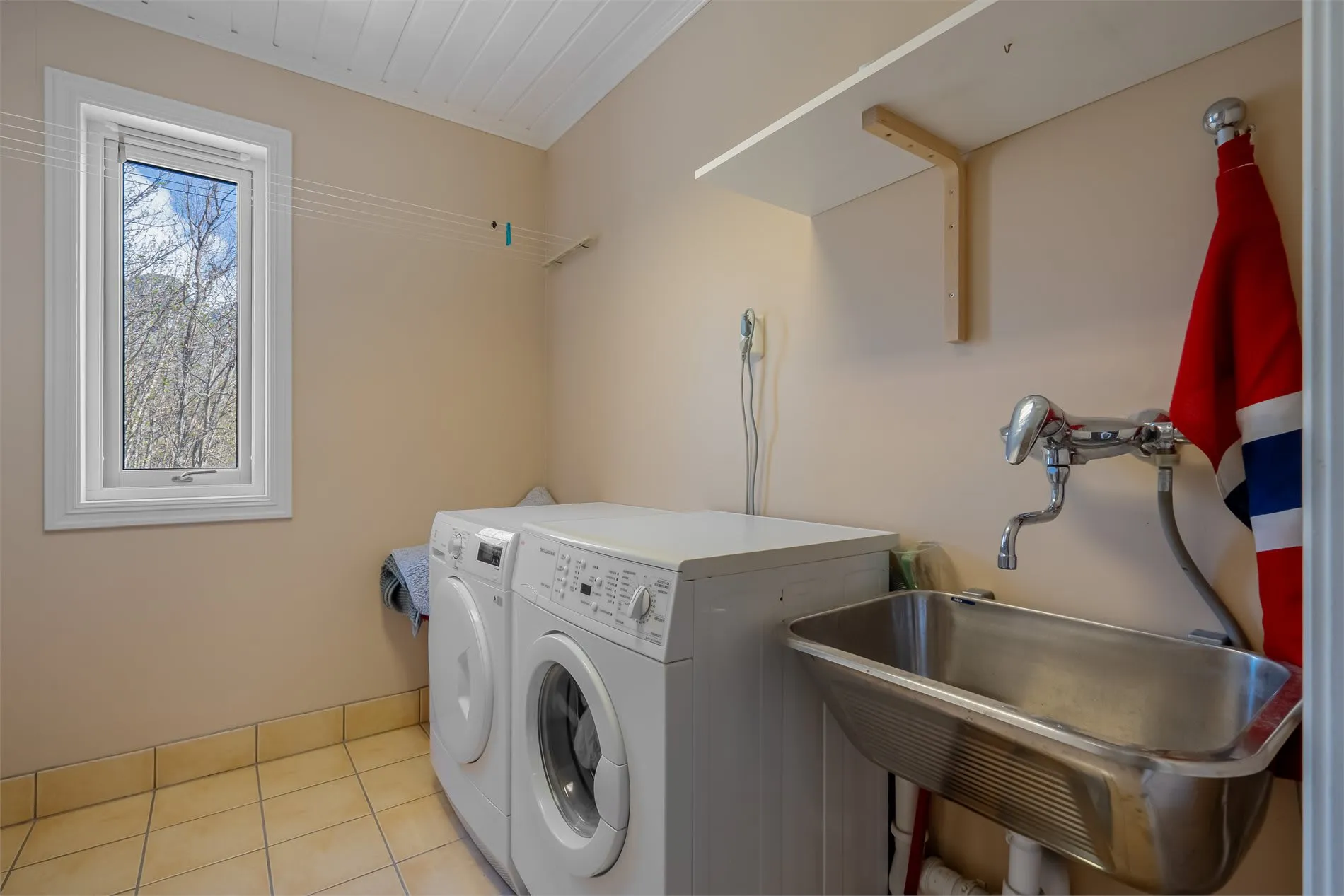 Spacious 4-Bedroom House with Fjord Views and Ample Parking in Torsken - View image 26 of 55