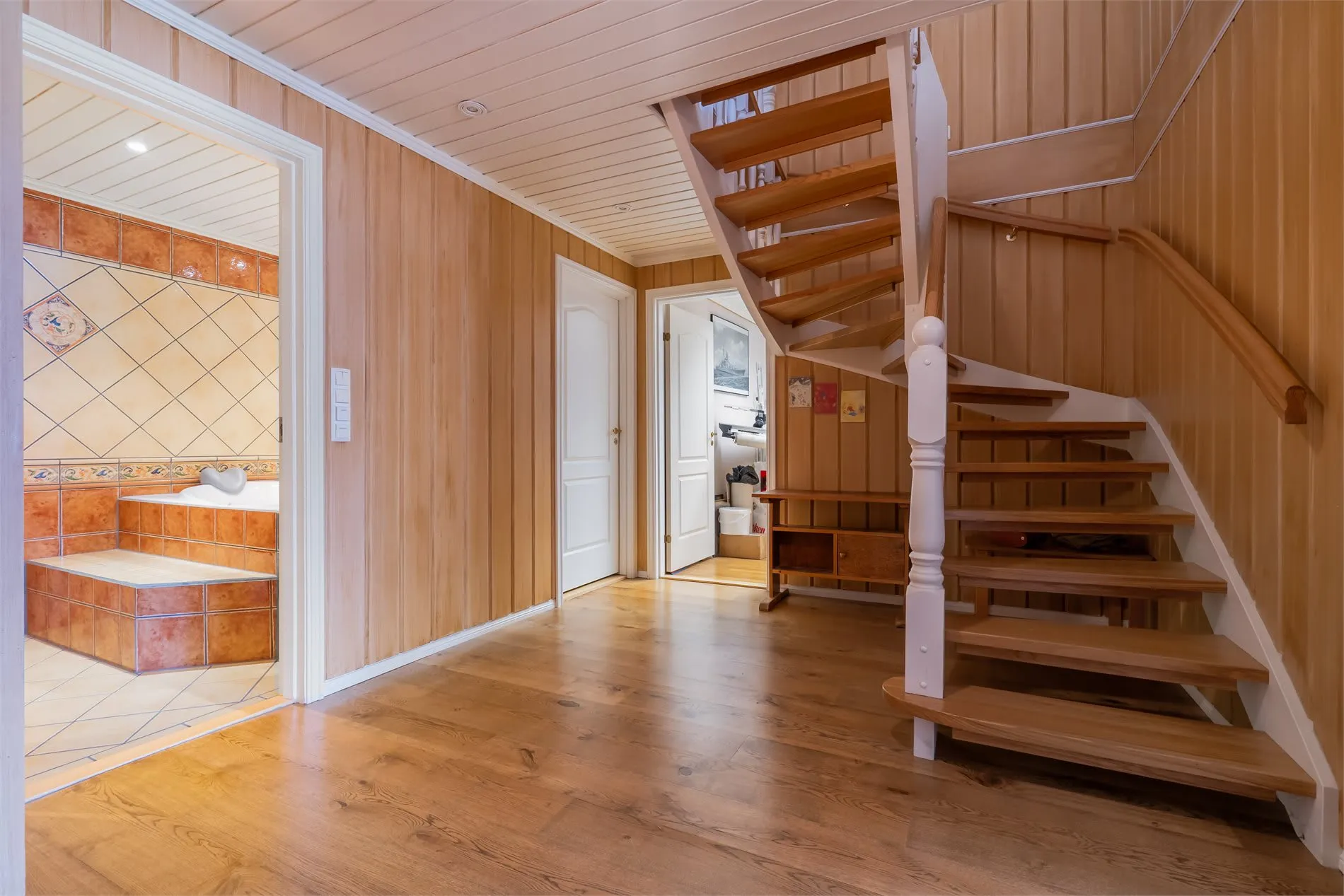Spacious 4-Bedroom House with Fjord Views and Ample Parking in Torsken - View image 28 of 55