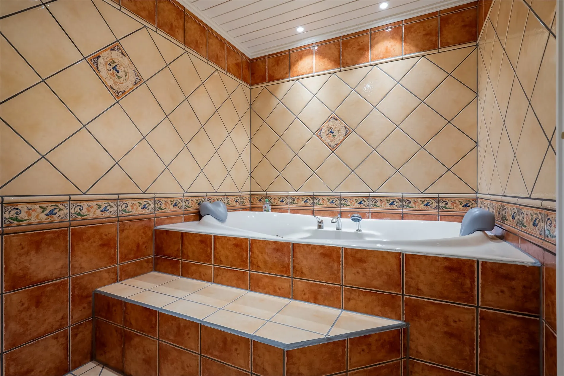 Spacious 4-Bedroom House with Fjord Views and Ample Parking in Torsken - View image 30 of 55