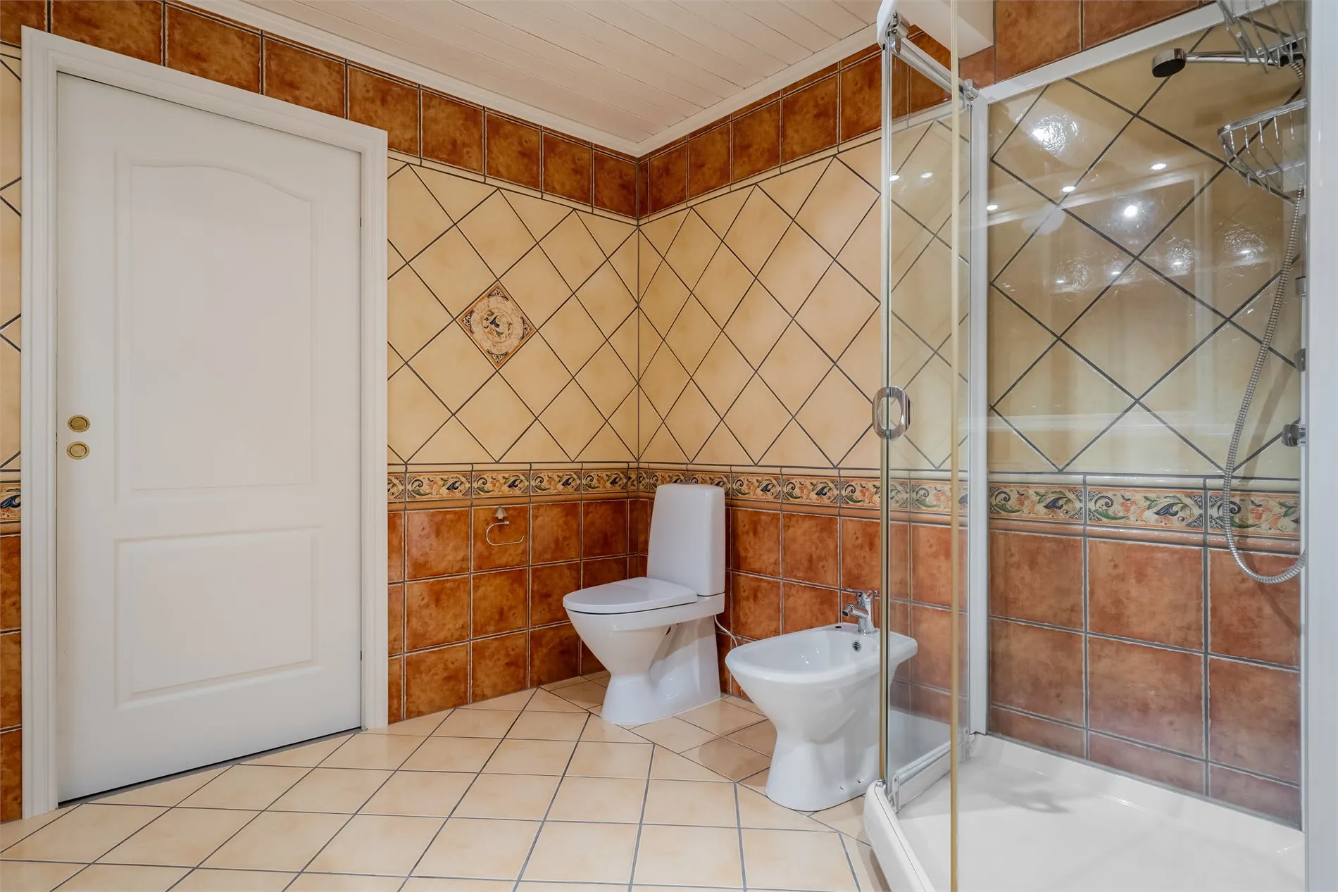Spacious 4-Bedroom House with Fjord Views and Ample Parking in Torsken - View image 31 of 55