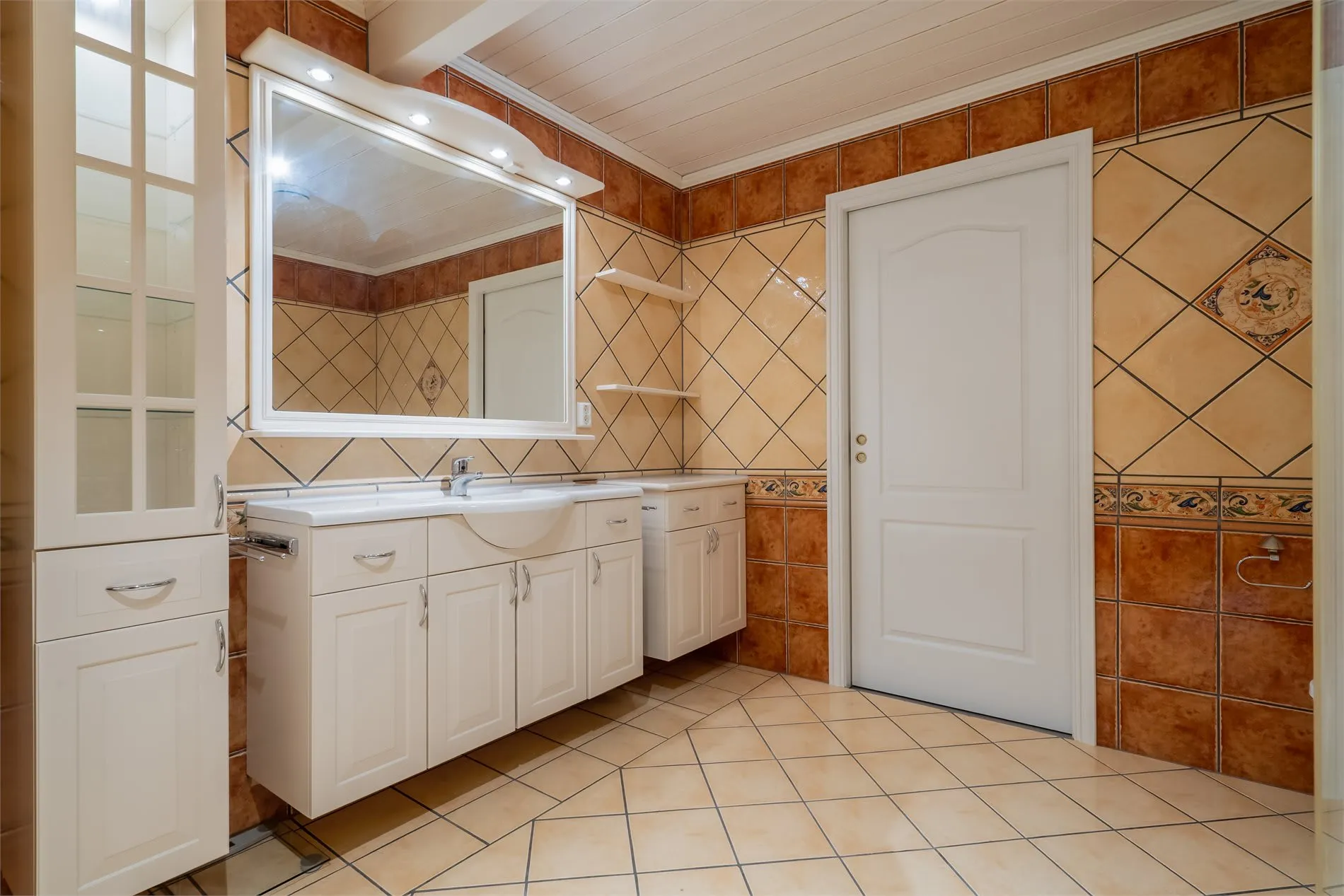 Spacious 4-Bedroom House with Fjord Views and Ample Parking in Torsken - View image 32 of 55