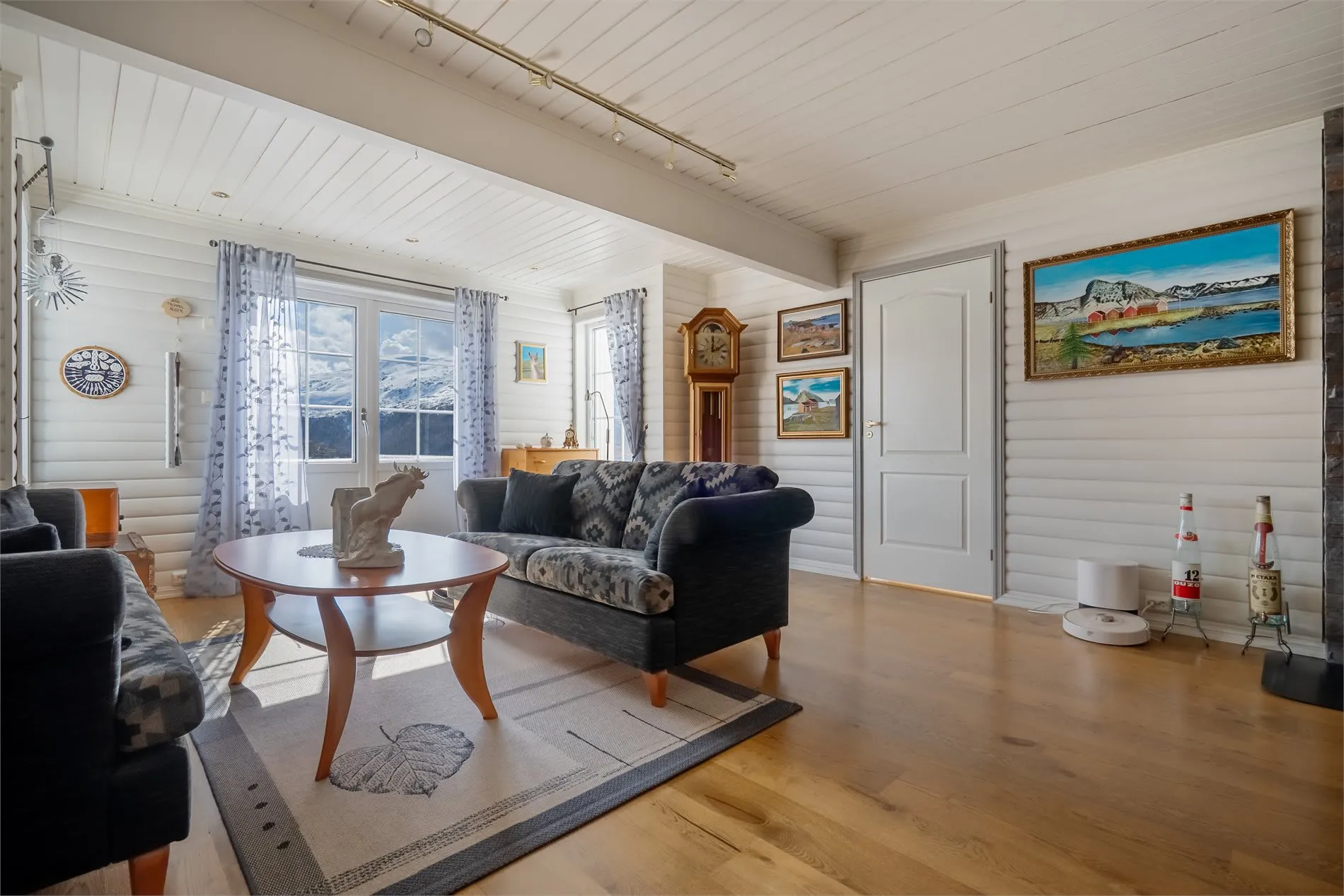 Spacious 4-Bedroom House with Fjord Views and Ample Parking in Torsken - View image 34 of 55