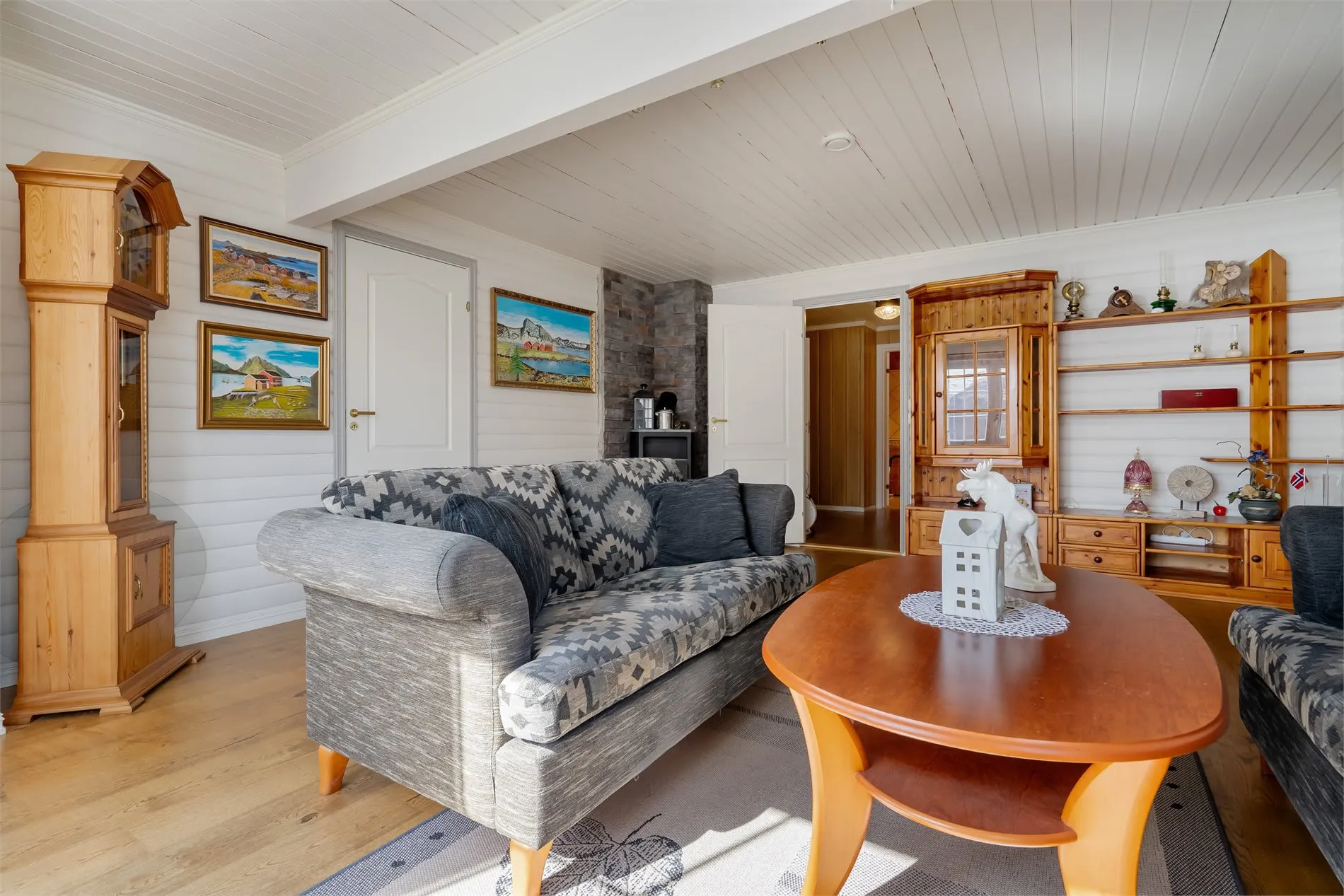 Spacious 4-Bedroom House with Fjord Views and Ample Parking in Torsken - View image 35 of 55