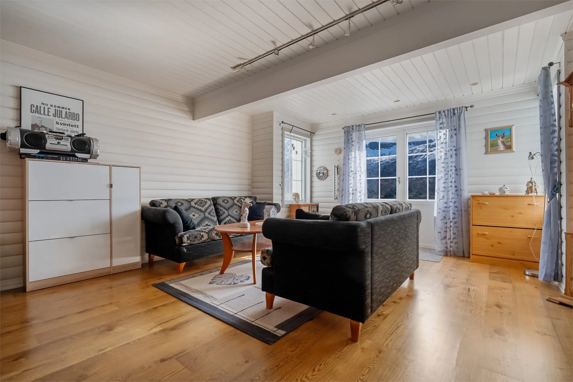 Spacious 4-Bedroom House with Fjord Views and Ample Parking in Torsken - View image 36 of 55