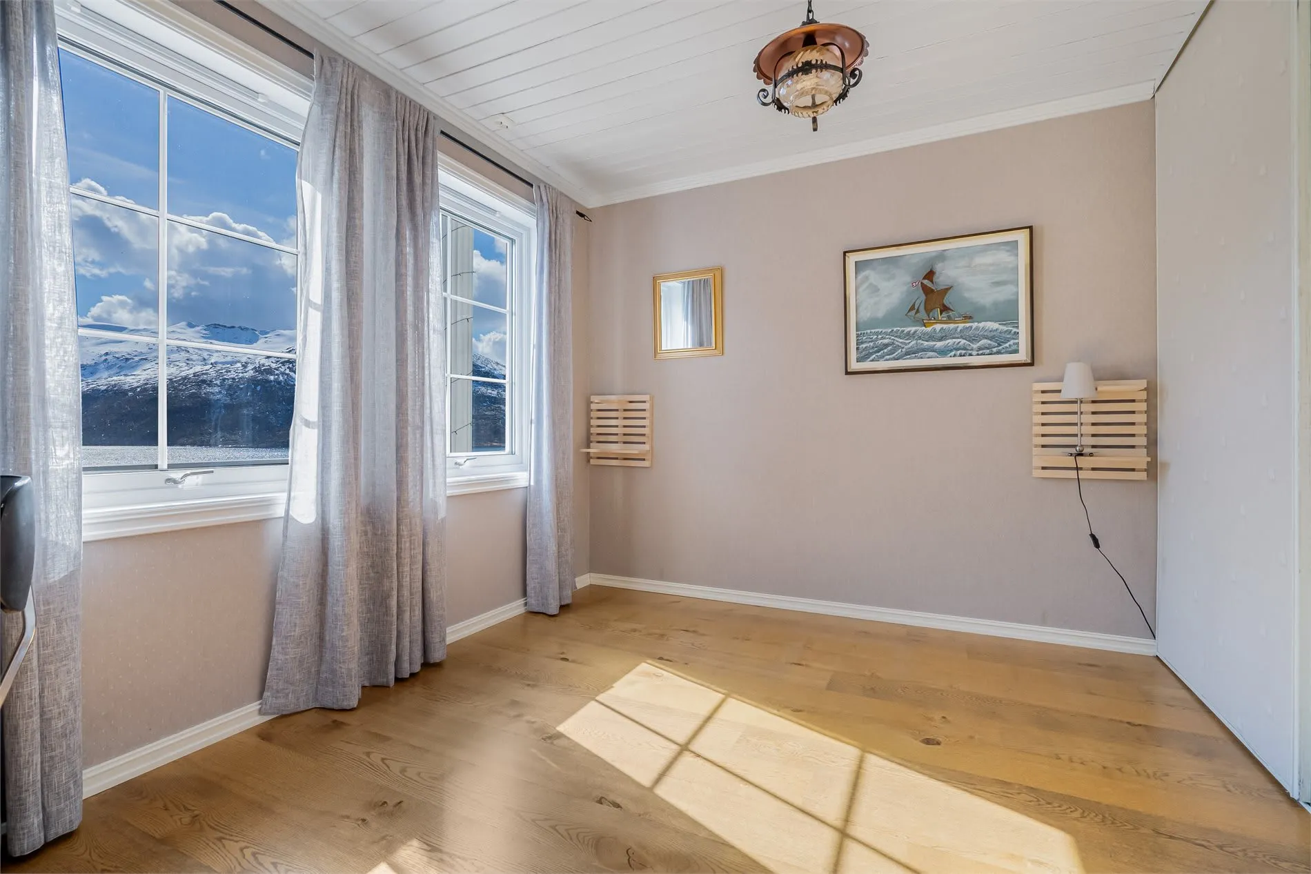 Spacious 4-Bedroom House with Fjord Views and Ample Parking in Torsken - View image 40 of 55