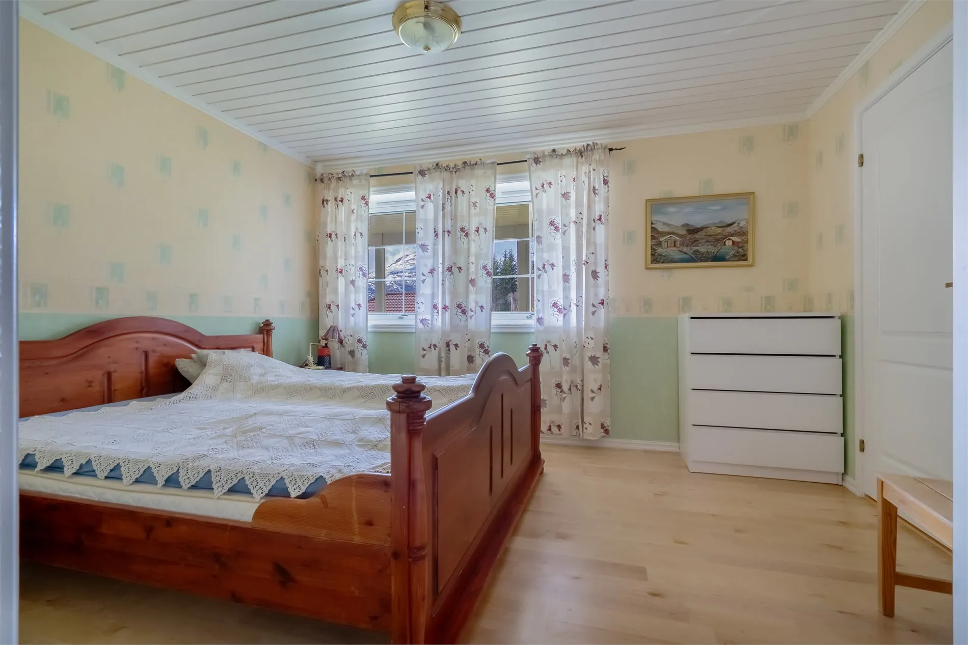 Spacious 4-Bedroom House with Fjord Views and Ample Parking in Torsken - View image 41 of 55