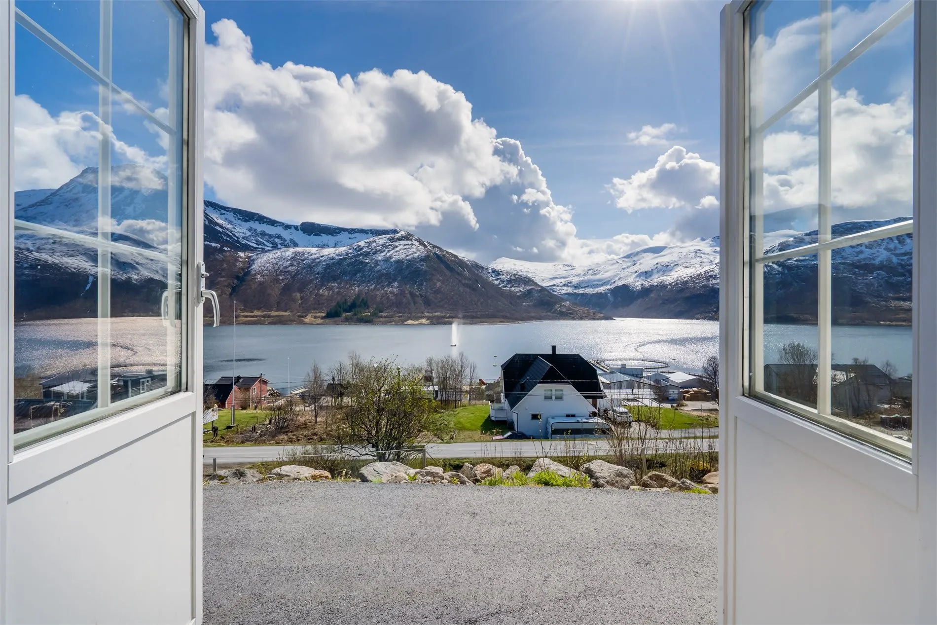 Spacious 4-Bedroom House with Fjord Views and Ample Parking in Torsken - View image 45 of 55
