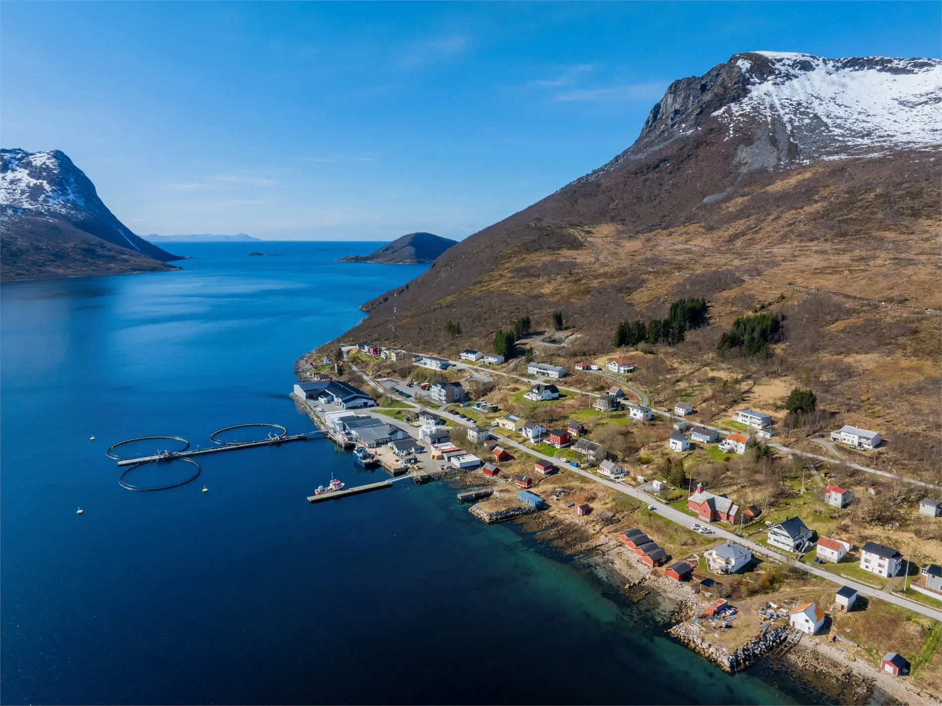 Spacious 4-Bedroom House with Fjord Views and Ample Parking in Torsken - View image 47 of 55