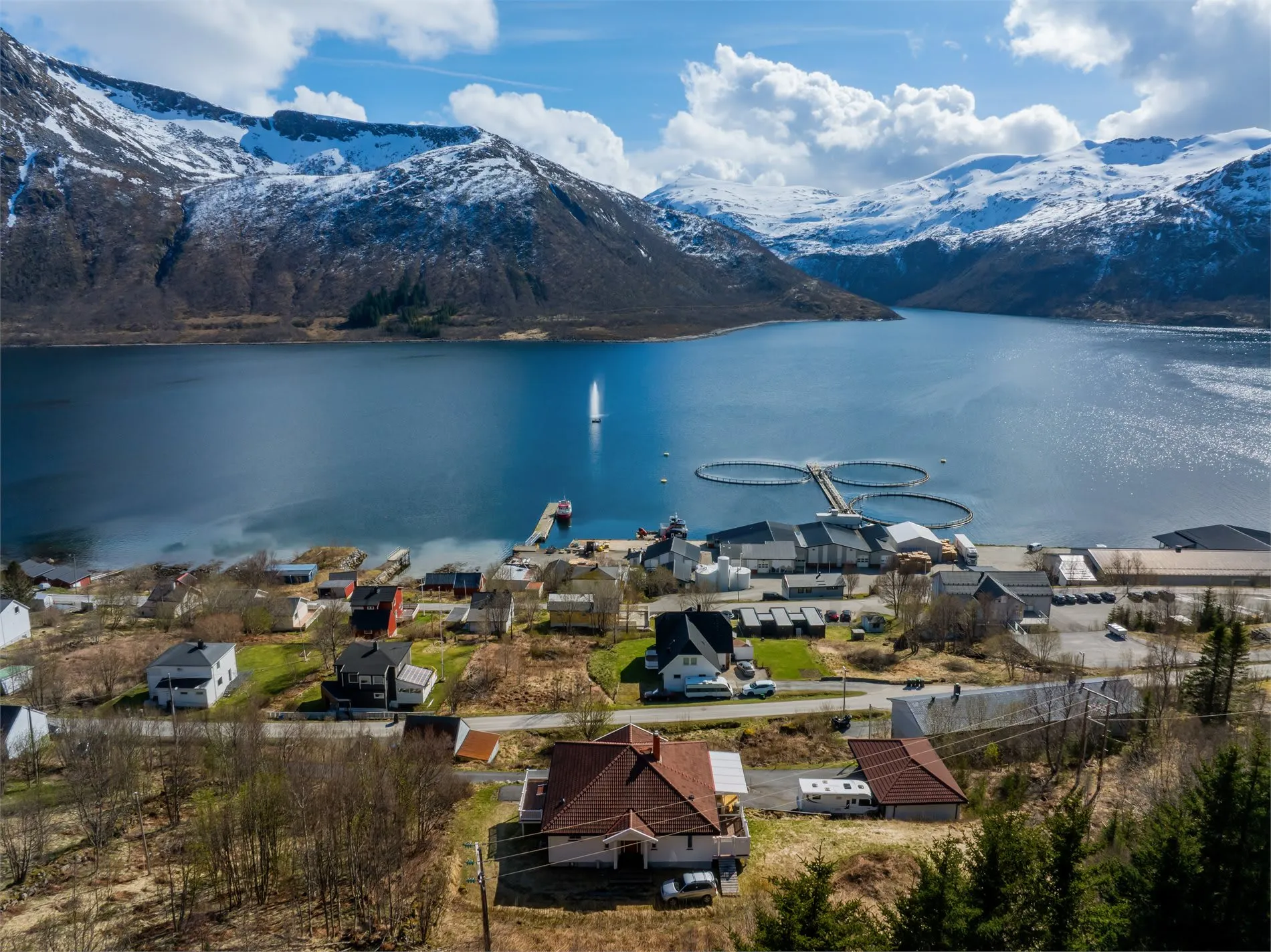 Spacious 4-Bedroom House with Fjord Views and Ample Parking in Torsken - View image 48 of 55