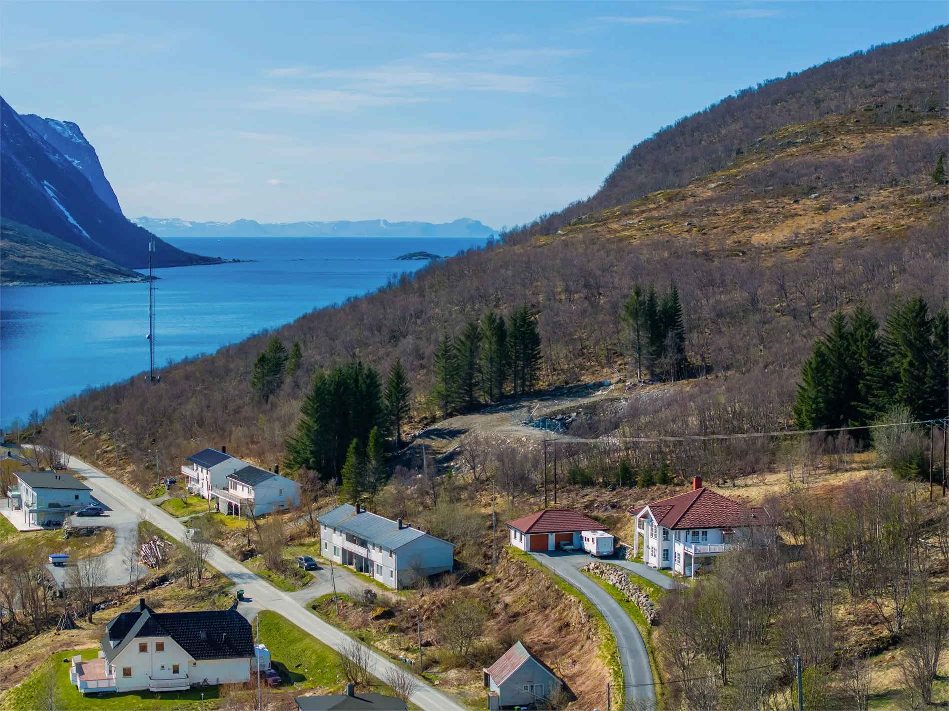 Spacious 4-Bedroom House with Fjord Views and Ample Parking in Torsken - View image 50 of 55