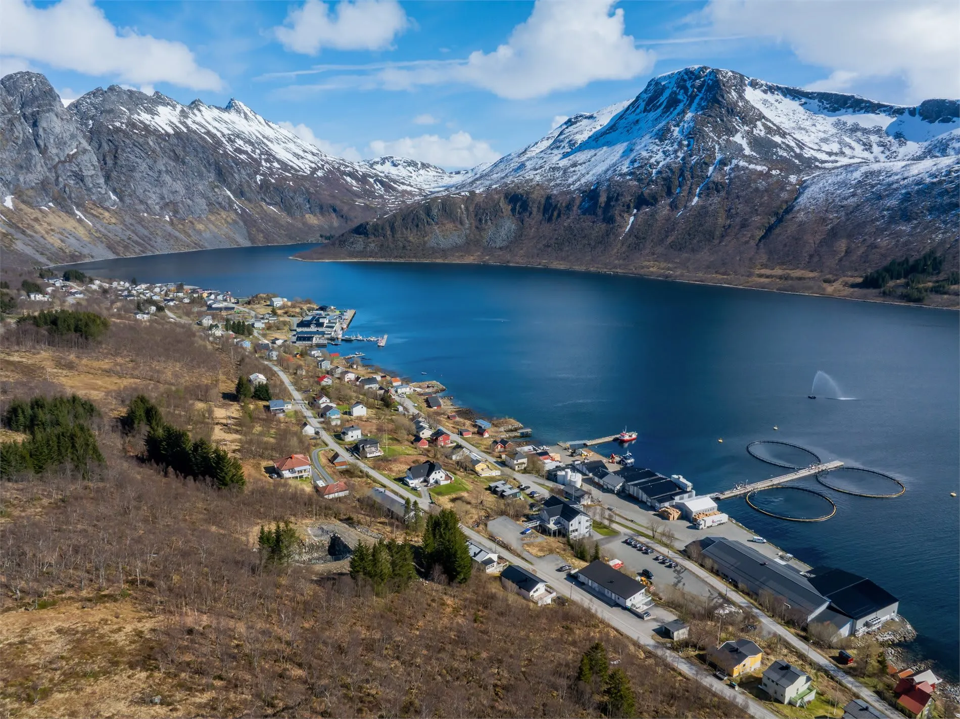 Spacious 4-Bedroom House with Fjord Views and Ample Parking in Torsken - View image 51 of 55