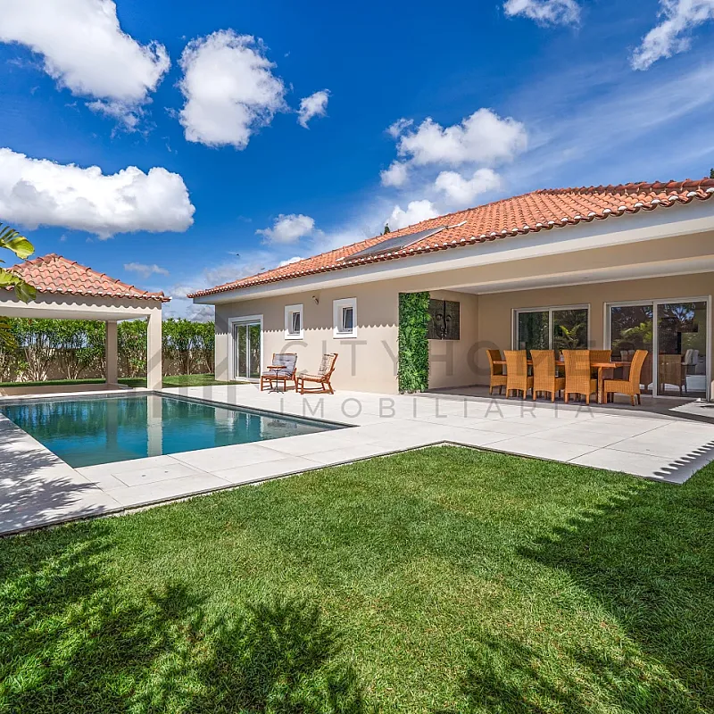 Contemporary 3-Bedroom Villa with Pool and Parking in Scenic Faro, Portugal