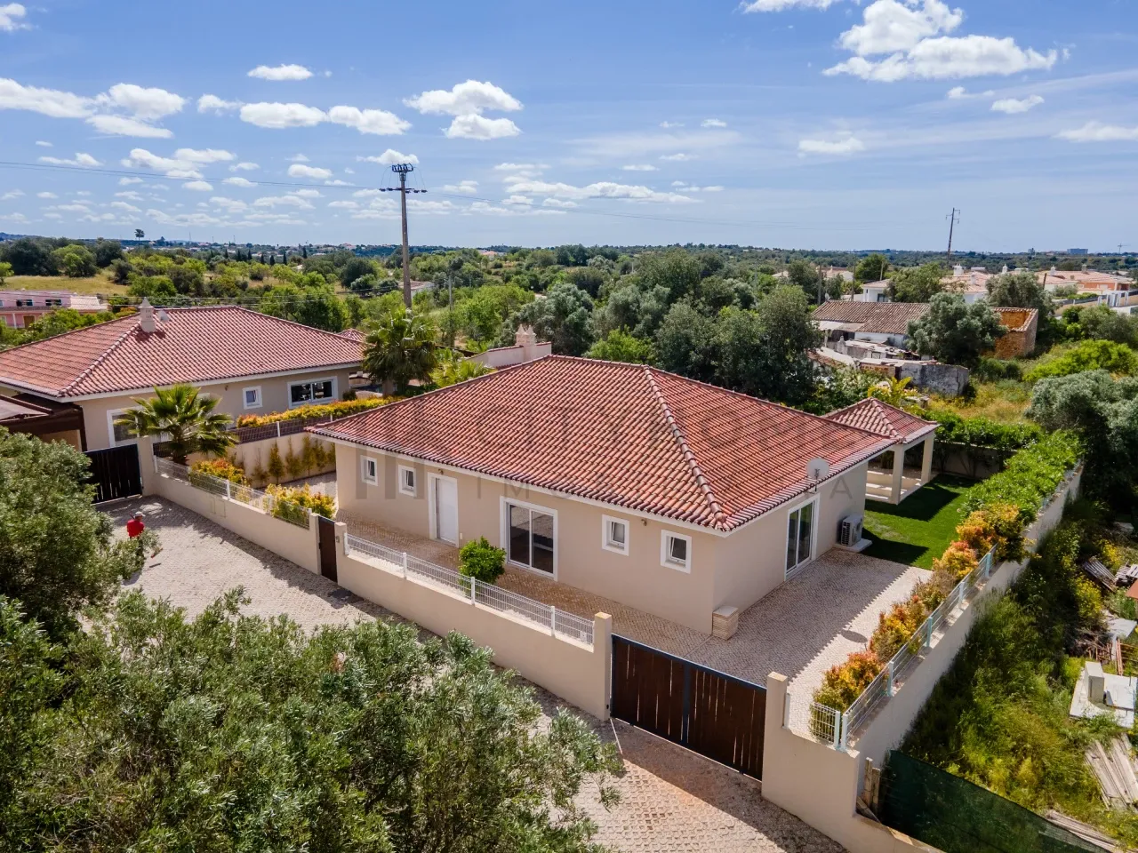 Contemporary 3-Bedroom Villa with Pool and Parking in Scenic Faro, Portugal - Image 2