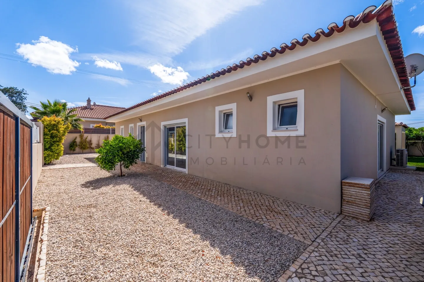Contemporary 3-Bedroom Villa with Pool and Parking in Scenic Faro, Portugal - Image 4
