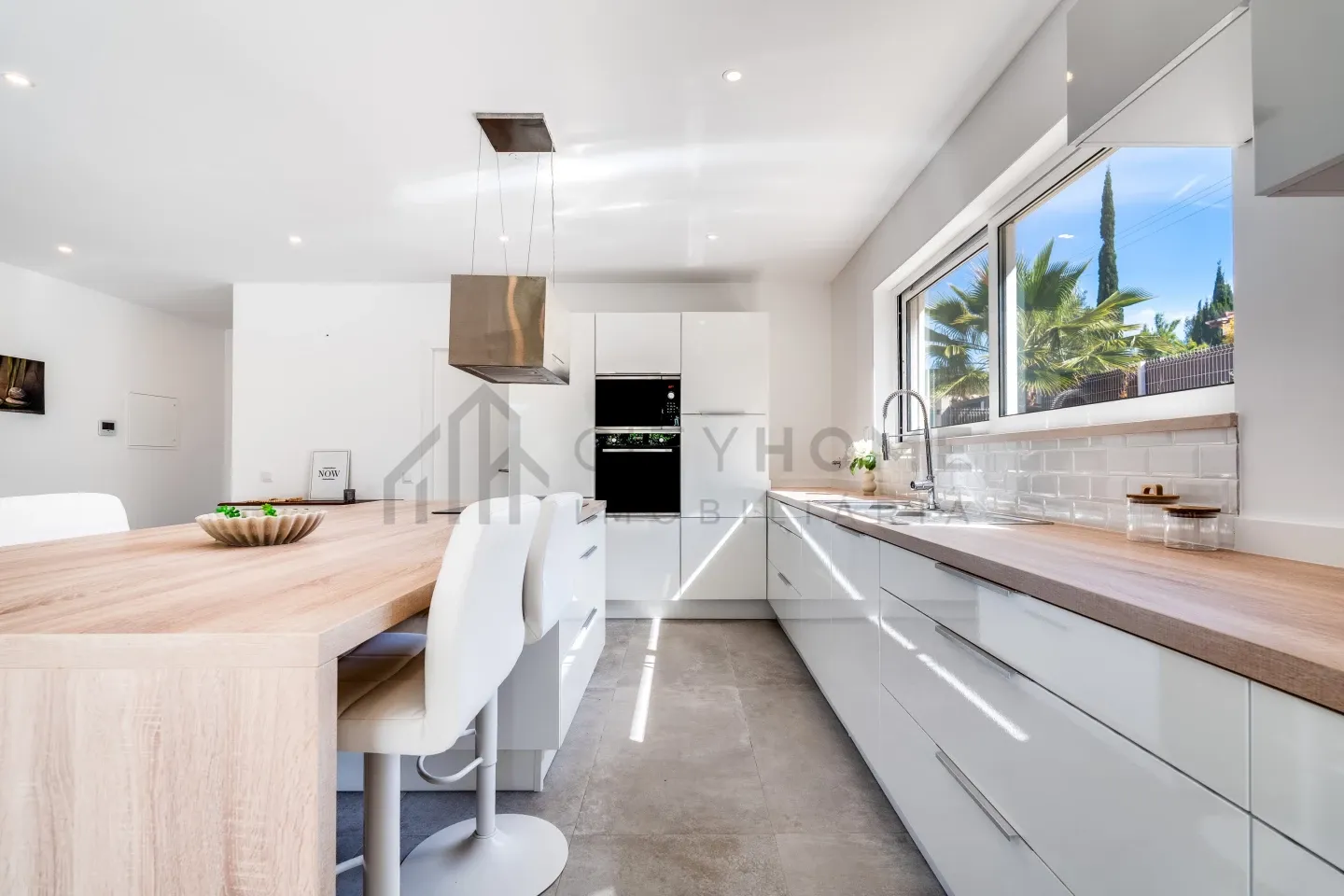 Contemporary 3-Bedroom Villa with Pool and Parking in Scenic Faro, Portugal - View image 13 of 49