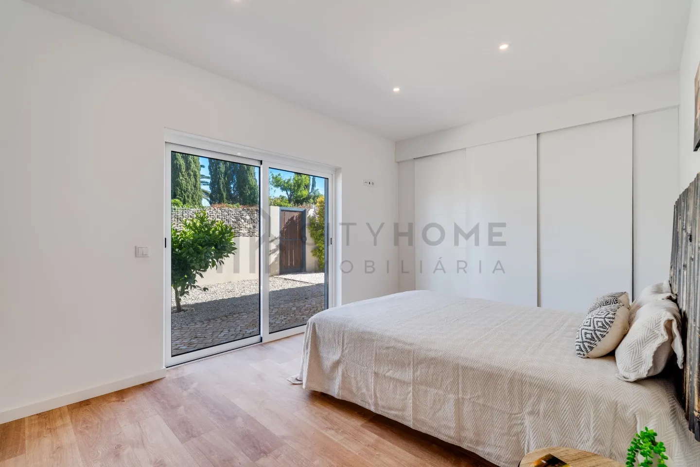 Contemporary 3-Bedroom Villa with Pool and Parking in Scenic Faro, Portugal - View image 17 of 49