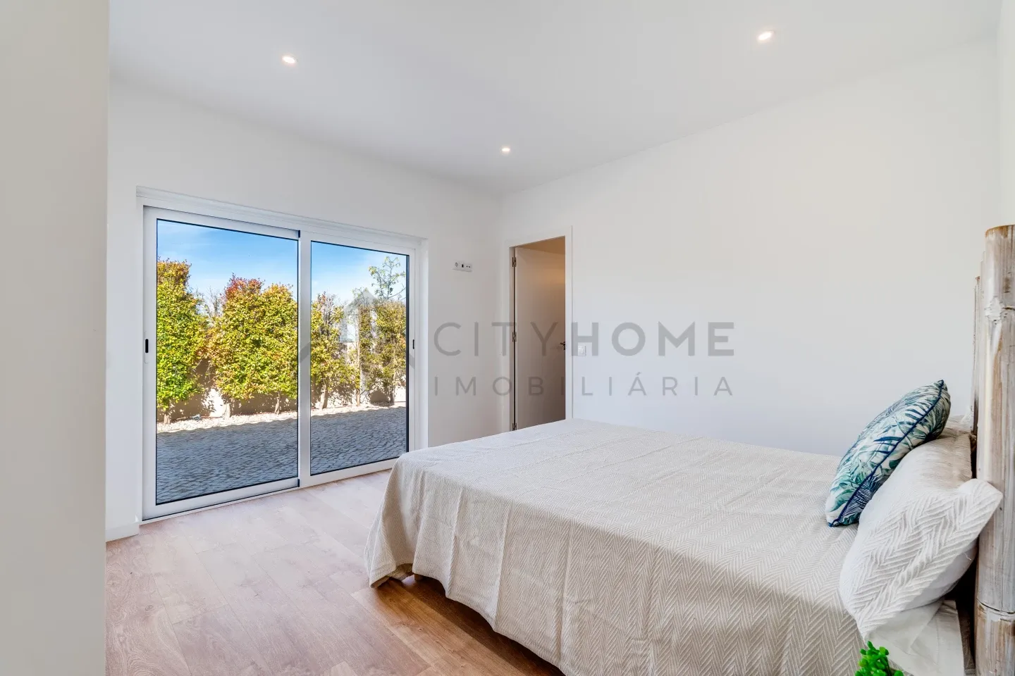 Contemporary 3-Bedroom Villa with Pool and Parking in Scenic Faro, Portugal - View image 22 of 49