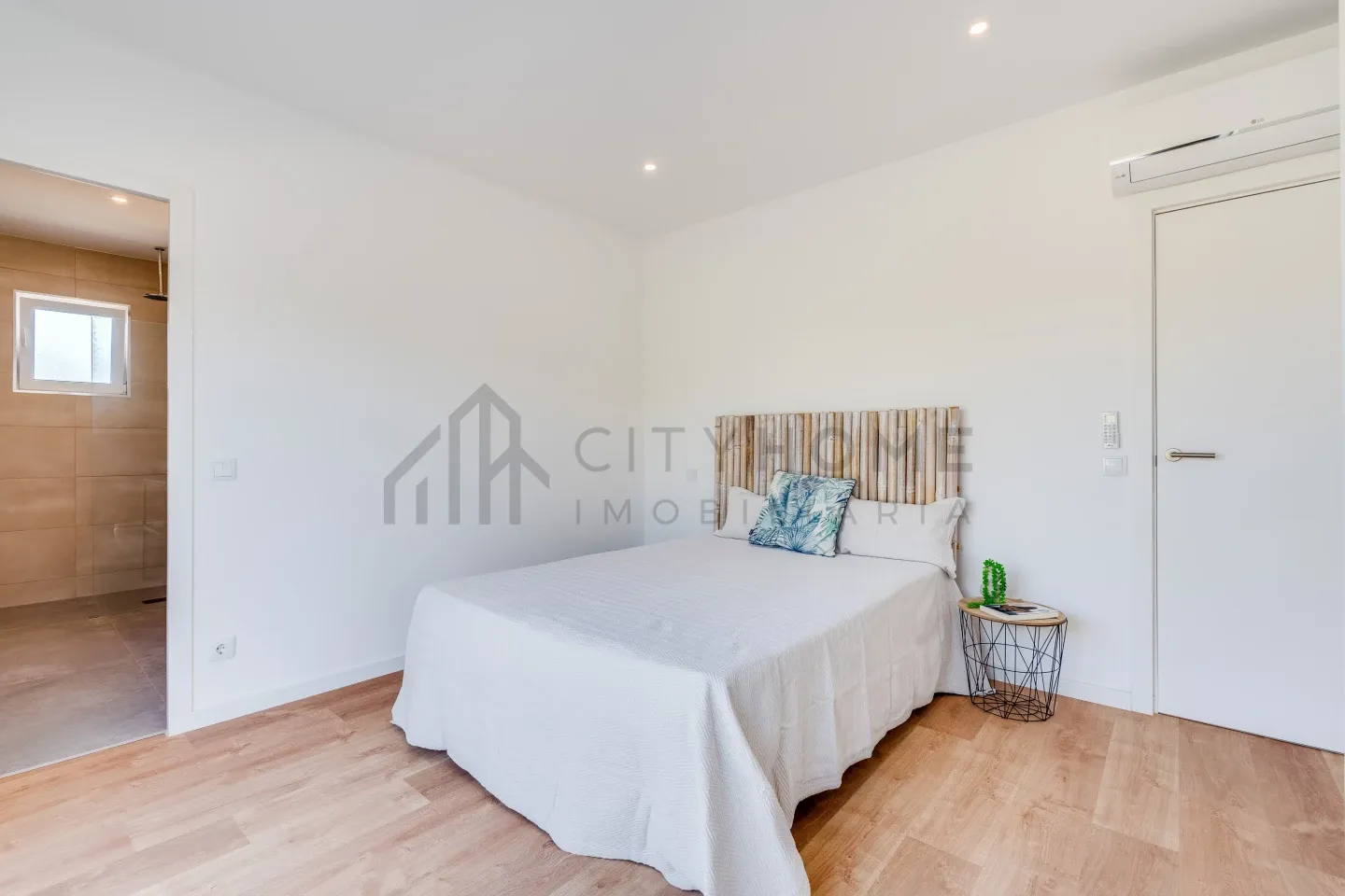 Contemporary 3-Bedroom Villa with Pool and Parking in Scenic Faro, Portugal - View image 23 of 49