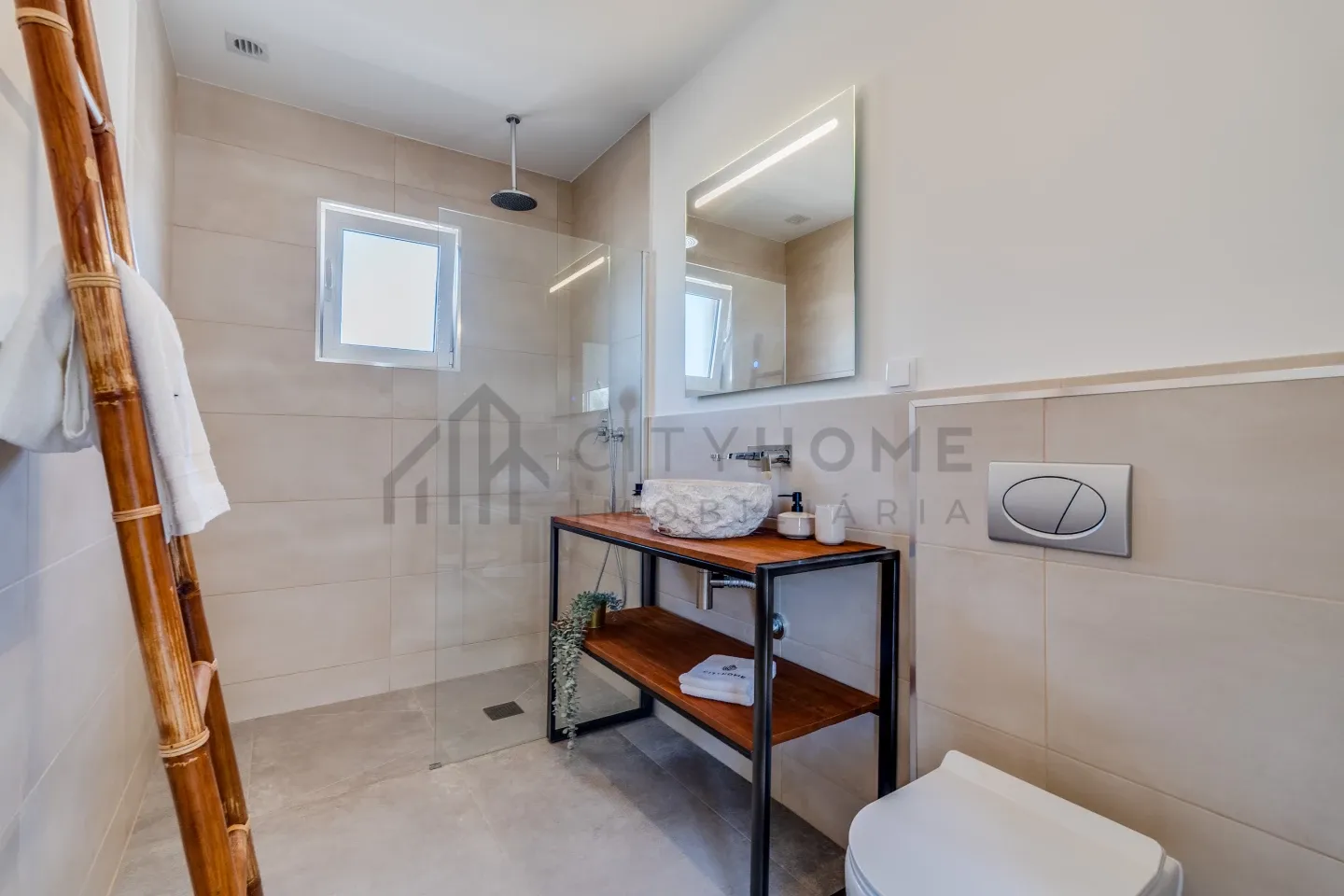 Contemporary 3-Bedroom Villa with Pool and Parking in Scenic Faro, Portugal - View image 26 of 49