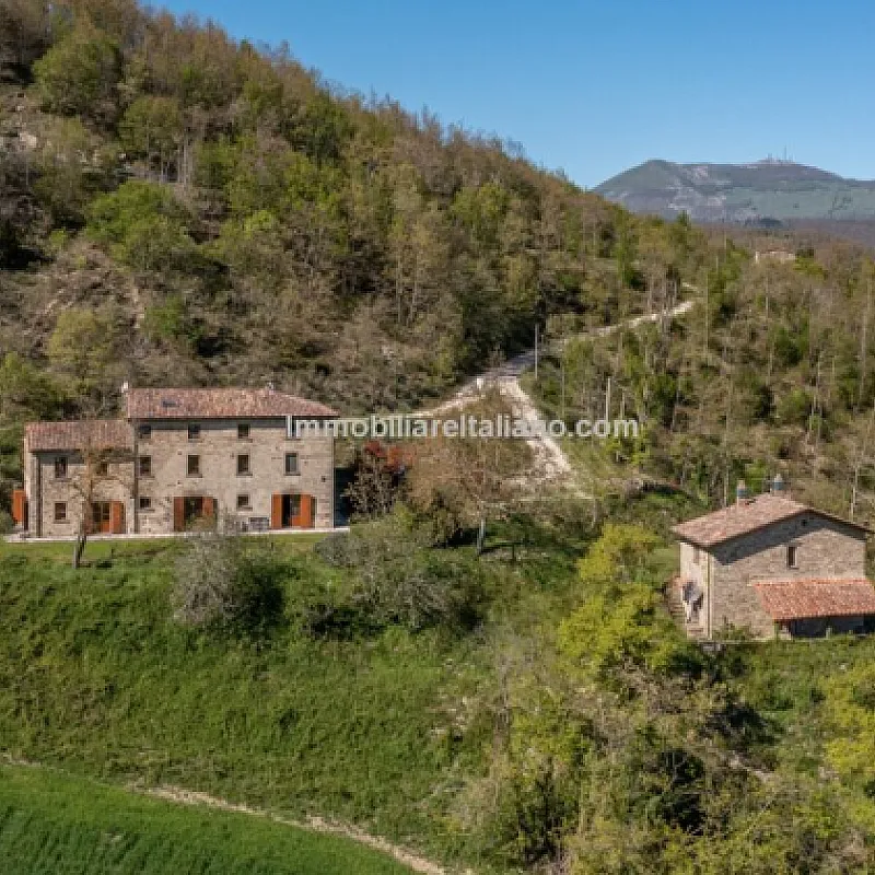 Expansive 6-Bedroom Country House in Umbria with Ample Gardens