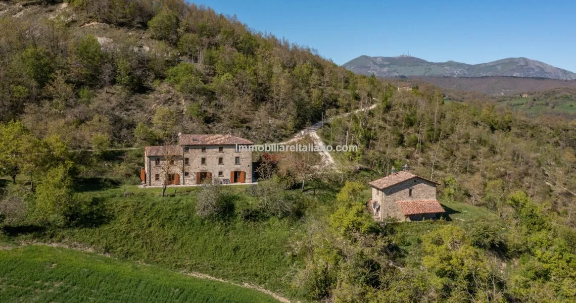 Expansive 6-Bedroom Country House in Umbria with Ample Gardens - Image 1