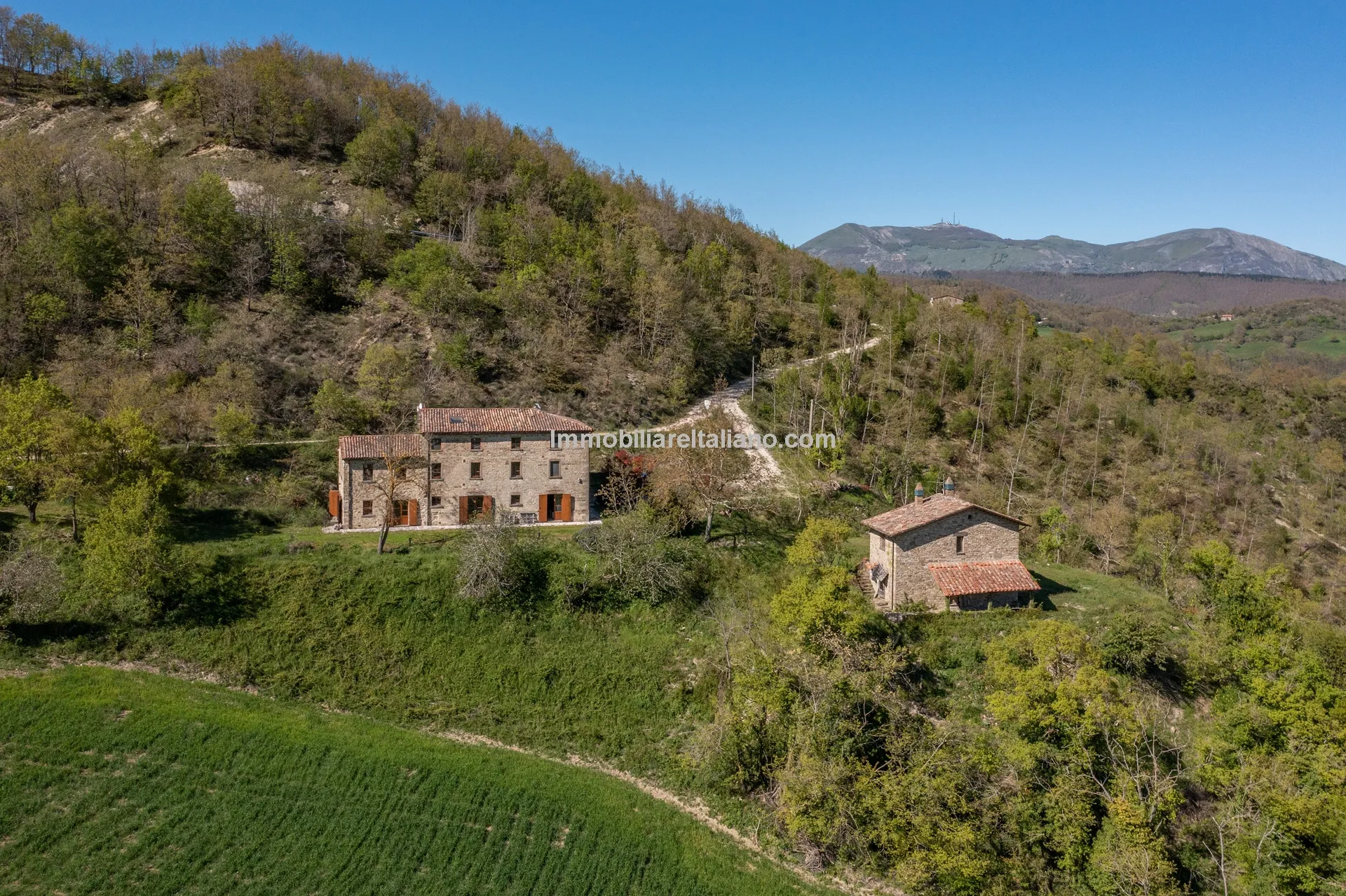 Expansive 6-Bedroom Country House in Umbria with Ample Gardens - Image 2