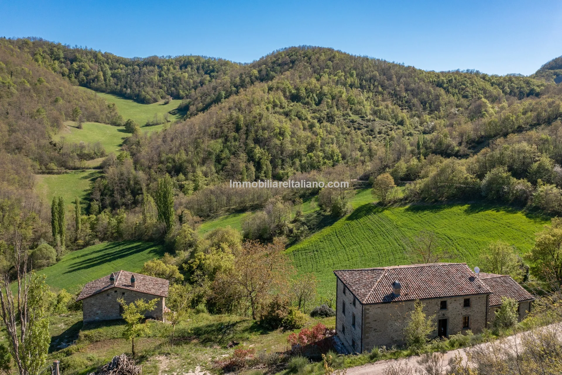 Expansive 6-Bedroom Country House in Umbria with Ample Gardens - Image 3