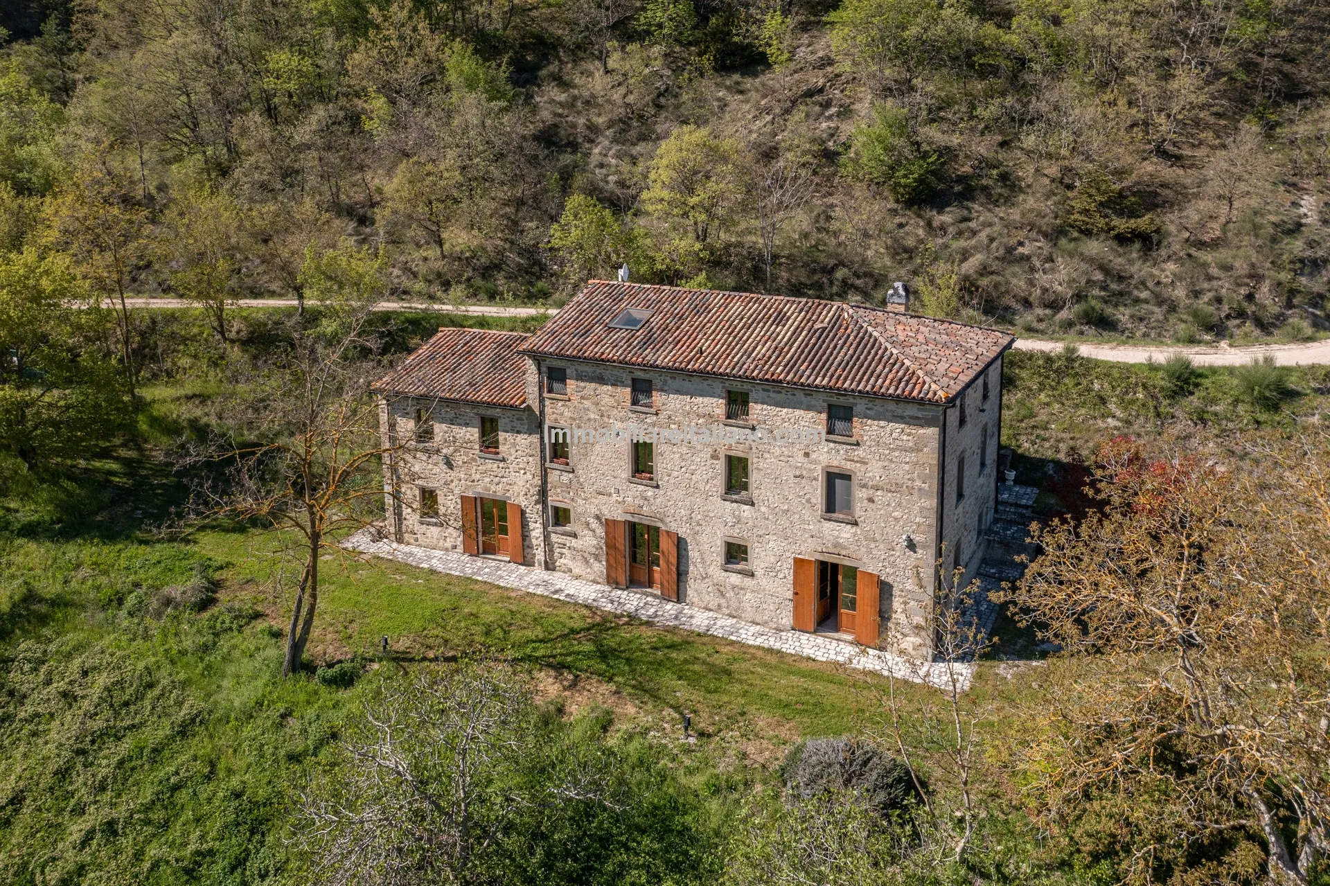 Expansive 6-Bedroom Country House in Umbria with Ample Gardens - Image 4