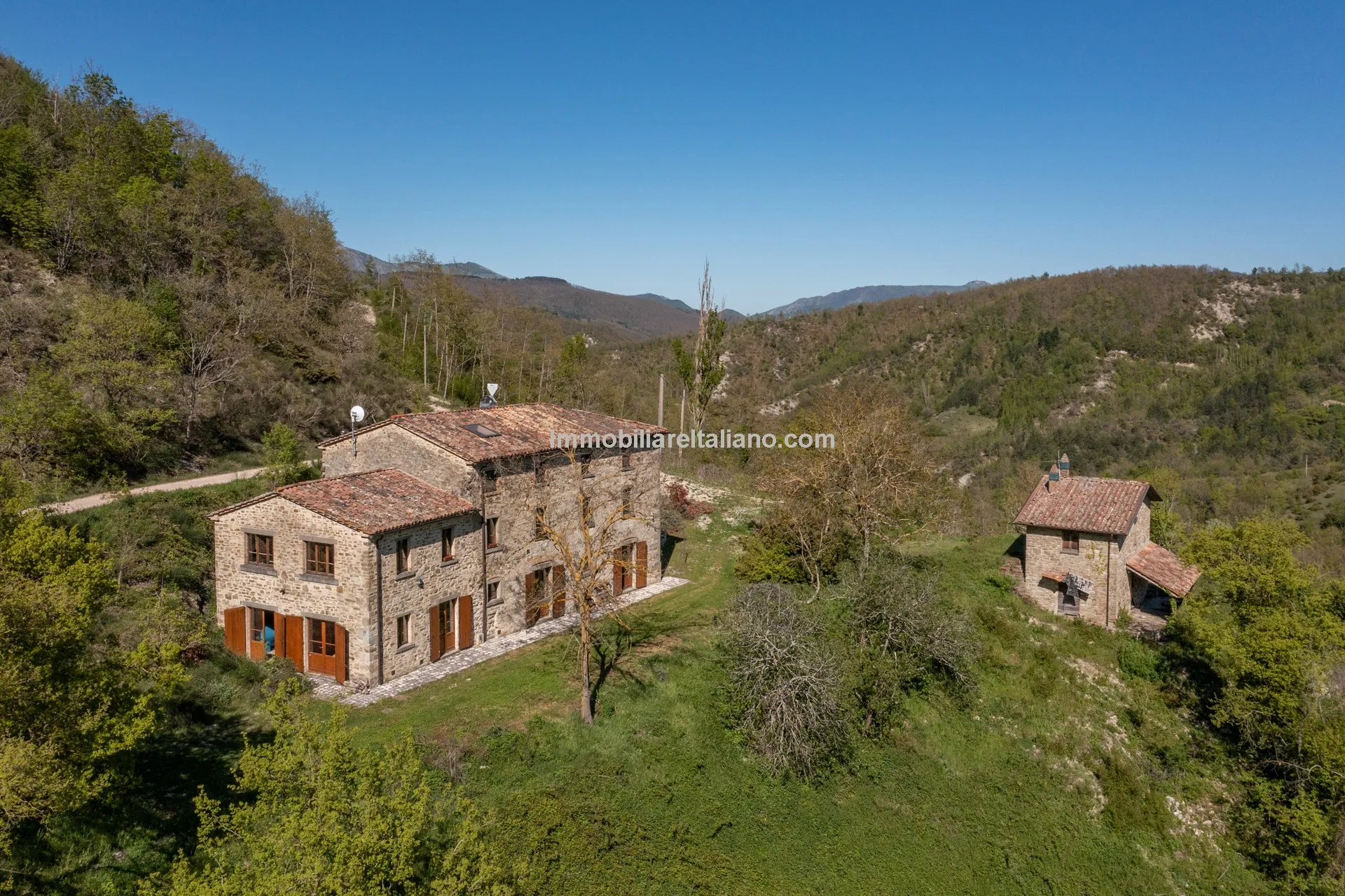 Expansive 6-Bedroom Country House in Umbria with Ample Gardens - Image 5