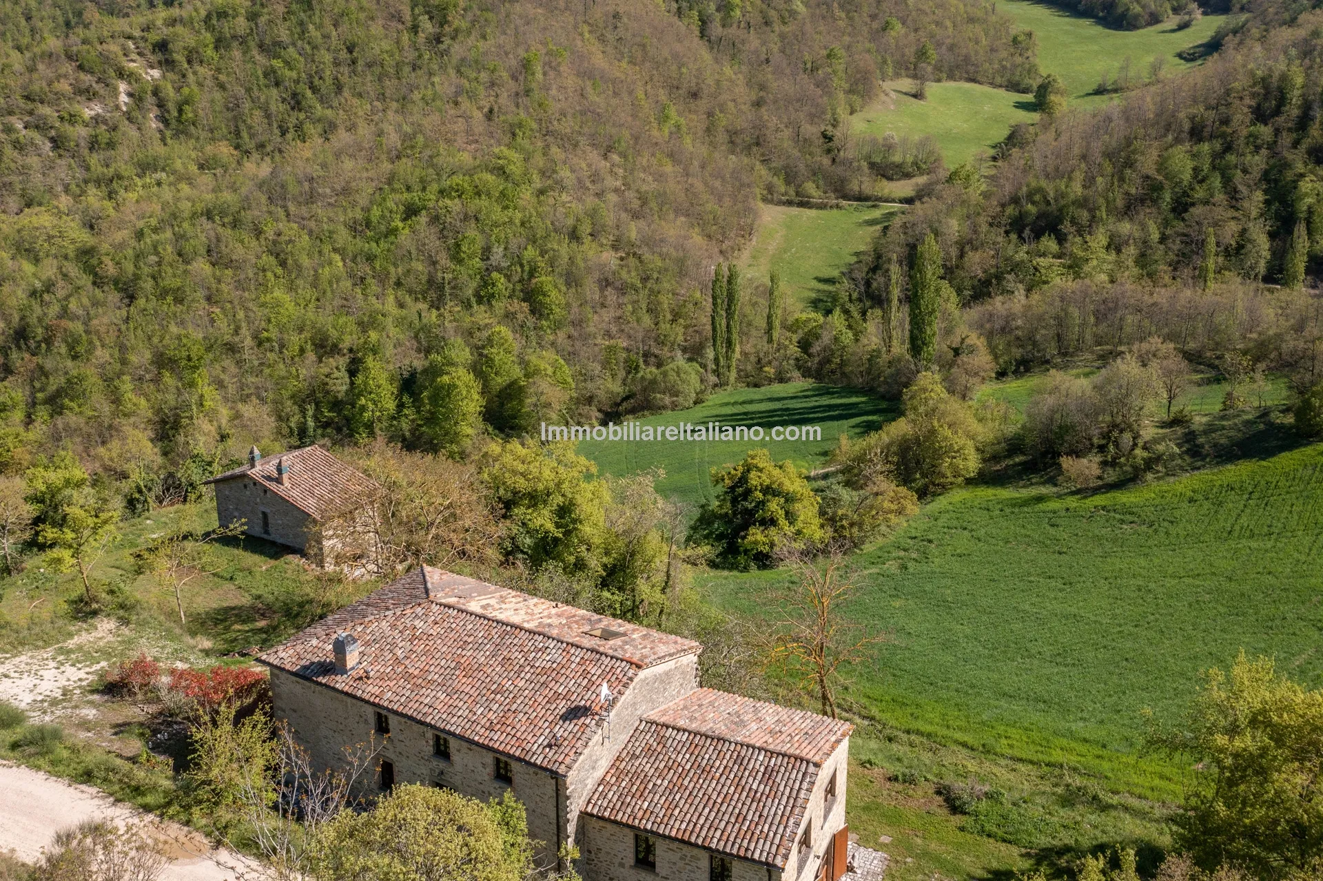 Expansive 6-Bedroom Country House in Umbria with Ample Gardens - View image 6 of 60