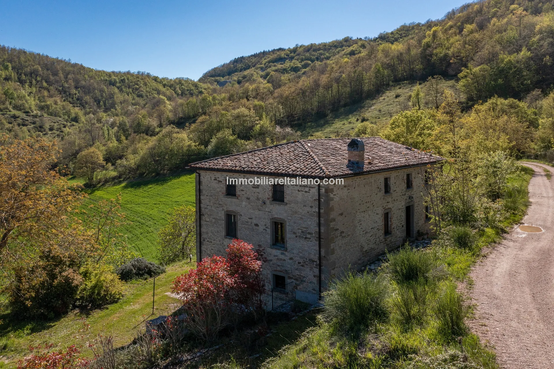 Expansive 6-Bedroom Country House in Umbria with Ample Gardens - View image 7 of 60